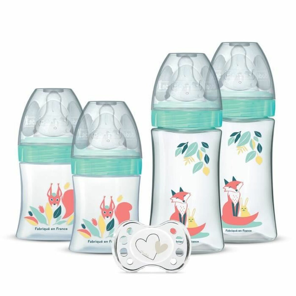 Babyflaschen-Set mit Tiermotiven und Schnuller auf weißem Hintergrund.