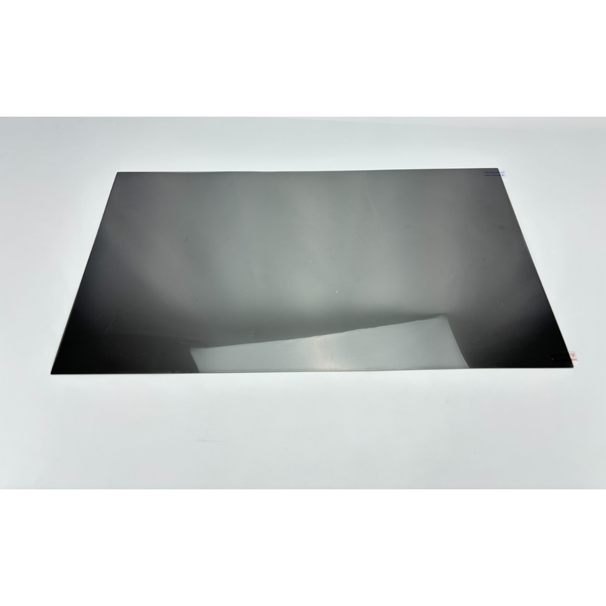 Schwarzes Glaspanel mit reflektierender Oberfläche auf weißem Hintergrund.