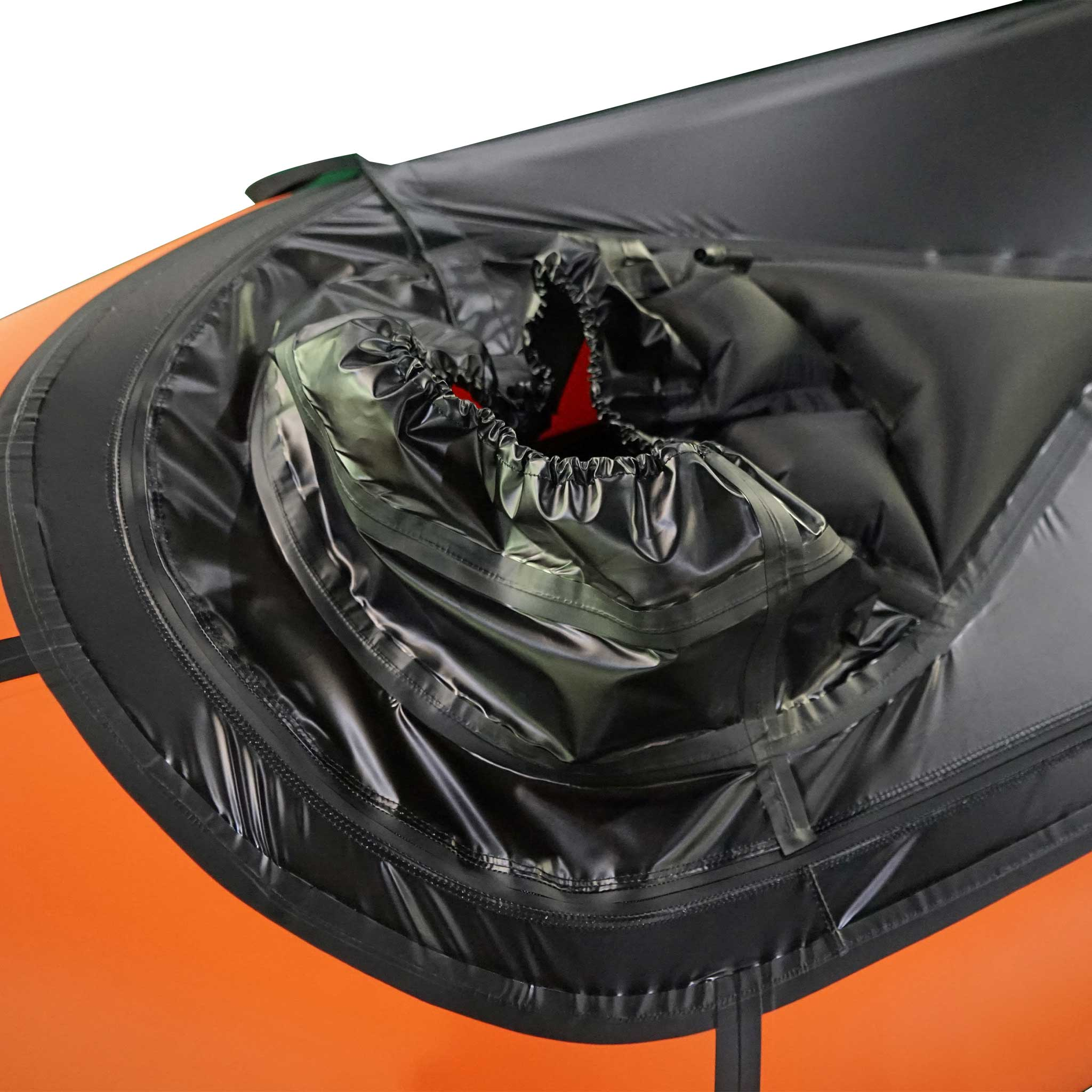 Orange-schwarzer aufblasbarer Rumpf mit einem schwarzen, gerundeten Einstieg mit Kordelzug.