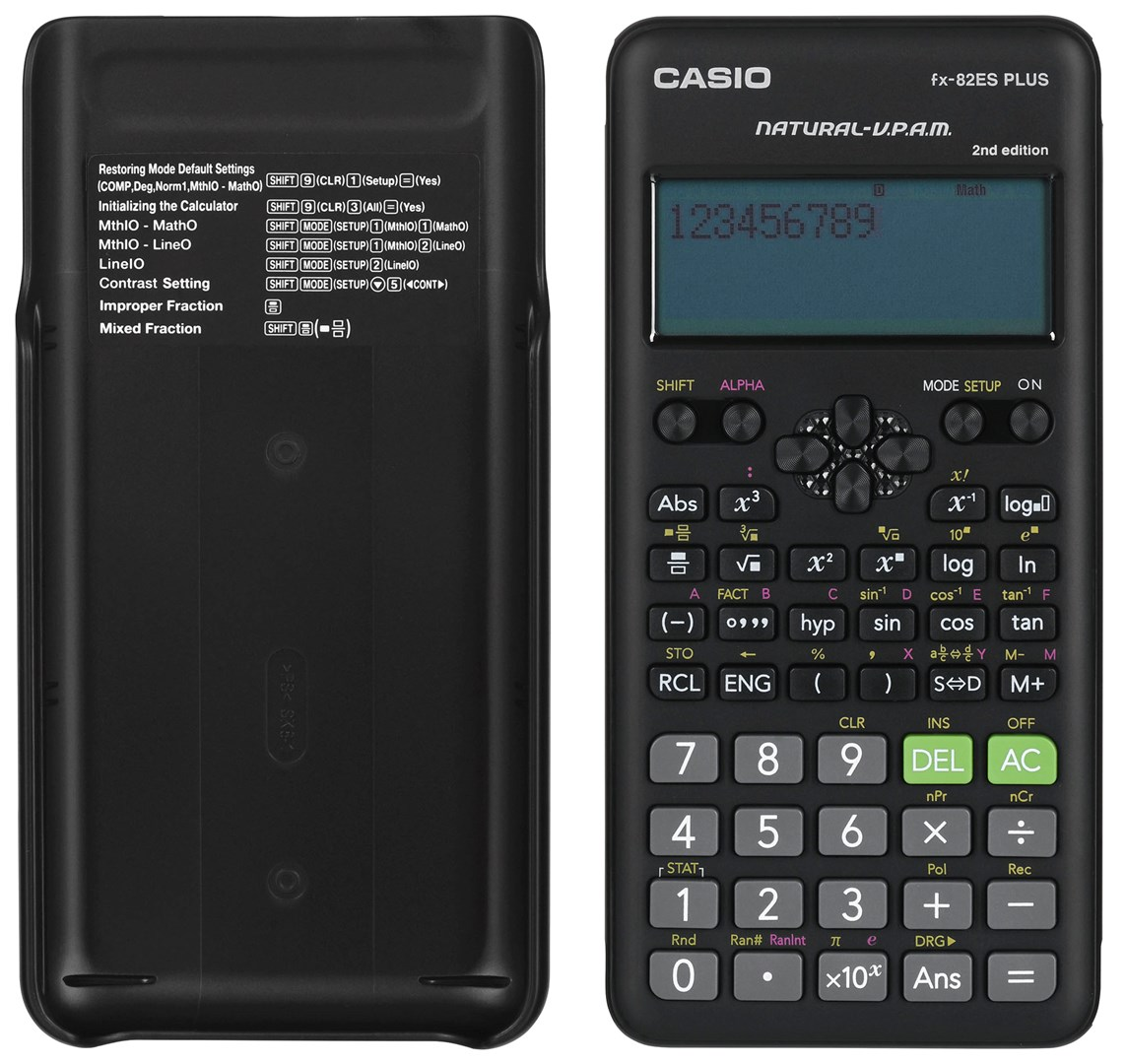 Dwa czarne kalkulatory Casio obok siebie, widok z przodu i z tyłu.
