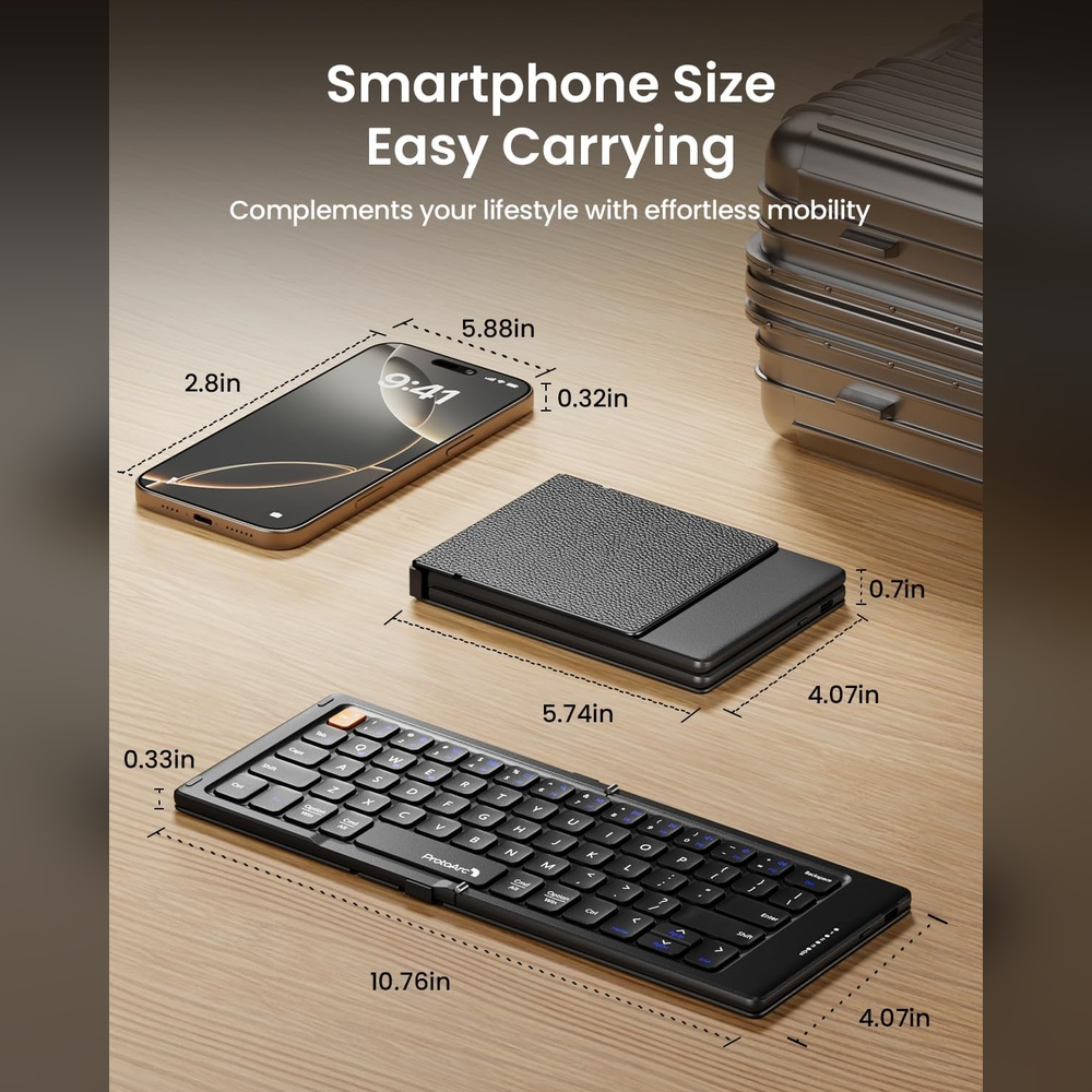 Een smartphone, een opgevouwen toetsenbord en een opgevouwen hoes op een houten tafel. Afmetingen worden getoond.