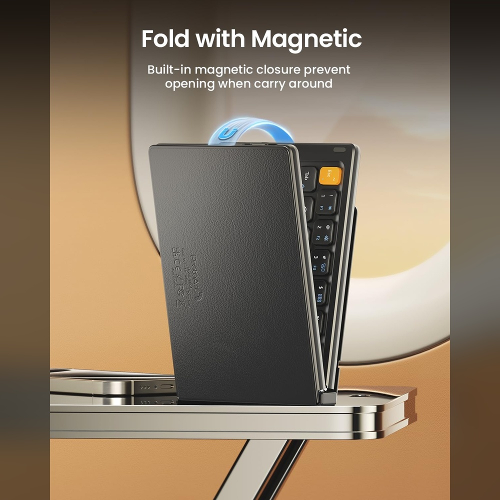 Gevouwen zwart toetsenbord met magnetische sluiting op een zilveren telefoon.
