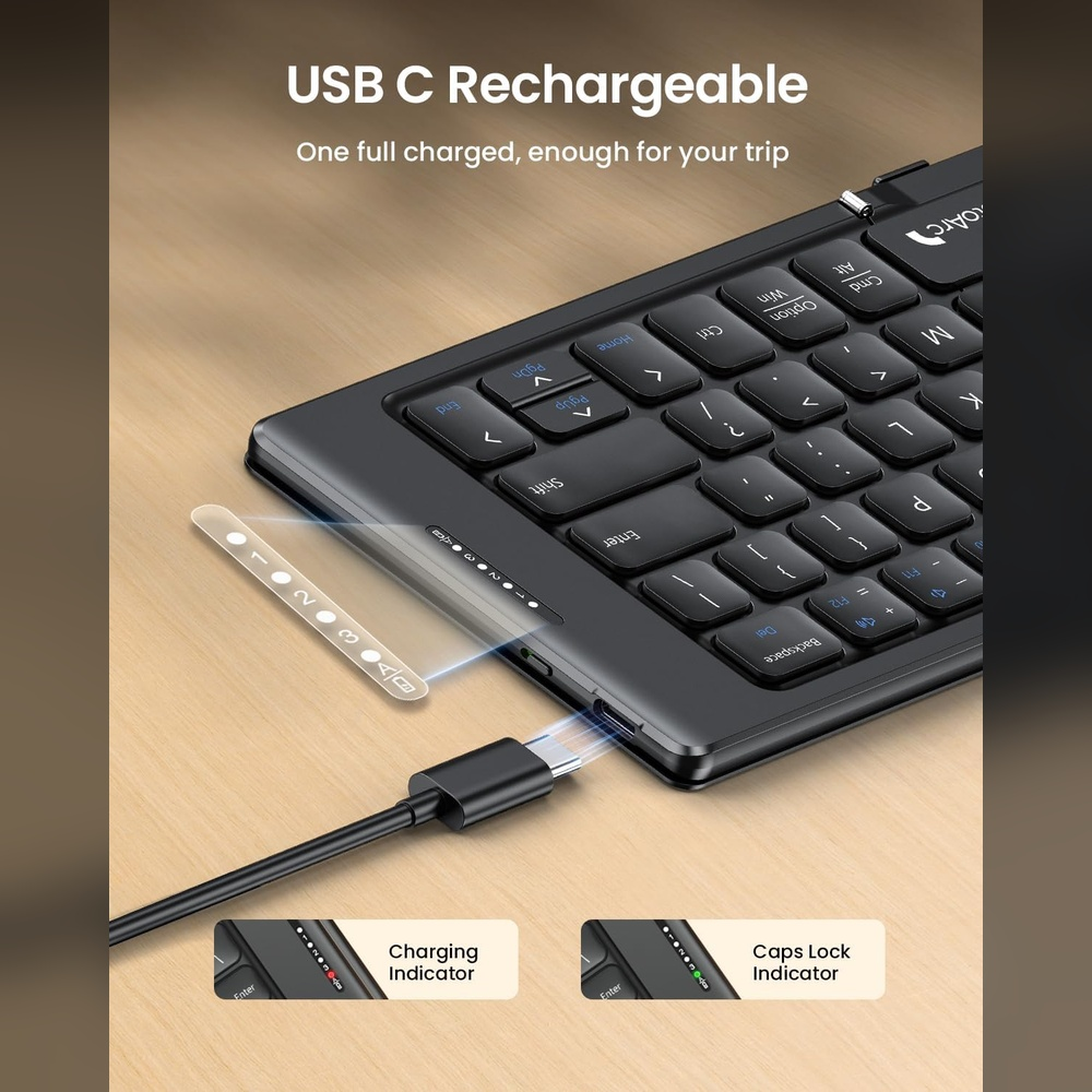 Zwart USB-C toetsenbord laadt op met indicatielampjes en tekst.