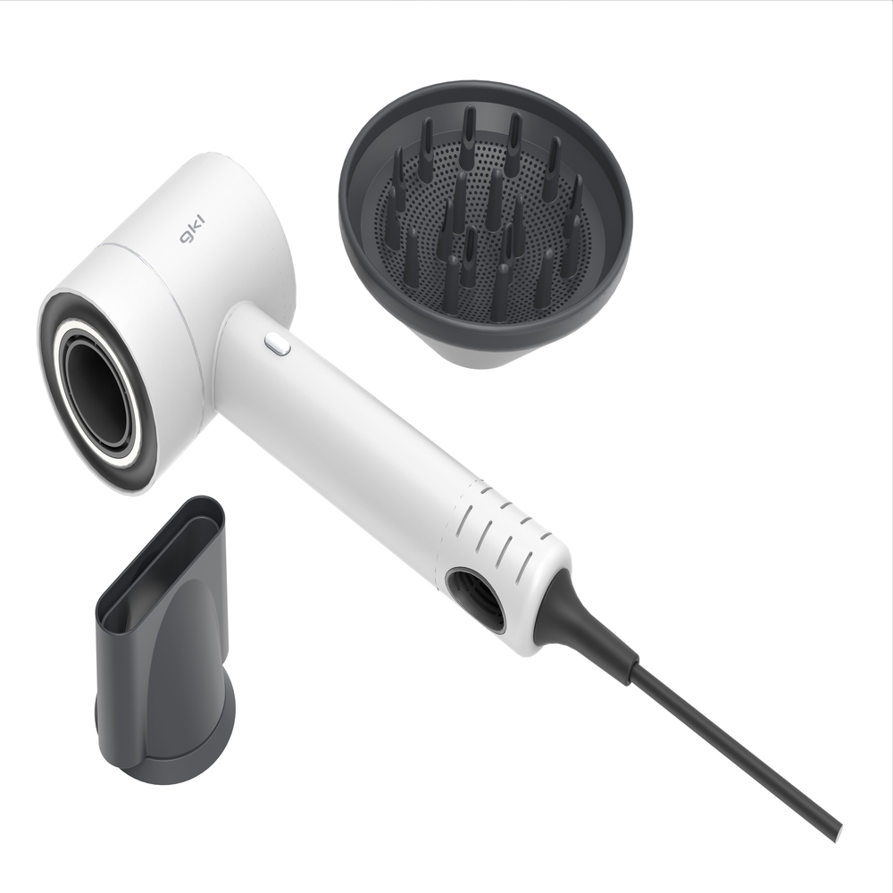 Un asciugacapelli bianco con accessori: diffusore e beccuccio concentratore.