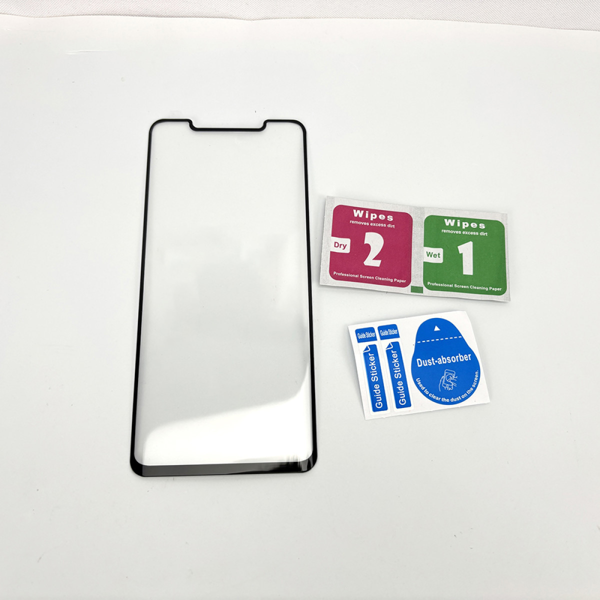 Een glazen schermprotector met schoonmaakdoekjes en stickers op een witte achtergrond.