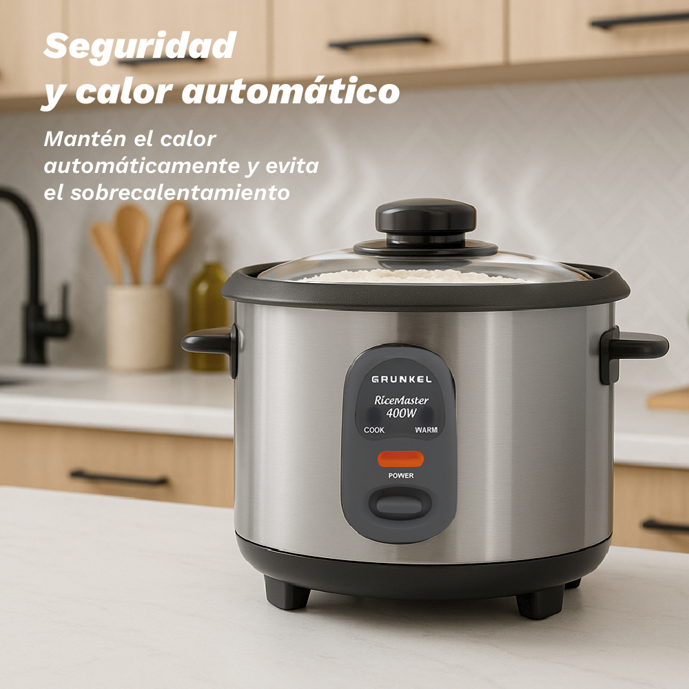 Una arrocera plateada con tapa de cristal está sobre una encimera de cocina. Sube vapor.