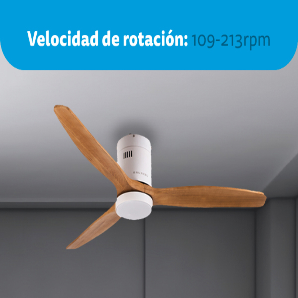 Ventilatore da soffitto bianco con pale in legno, montato a soffitto.