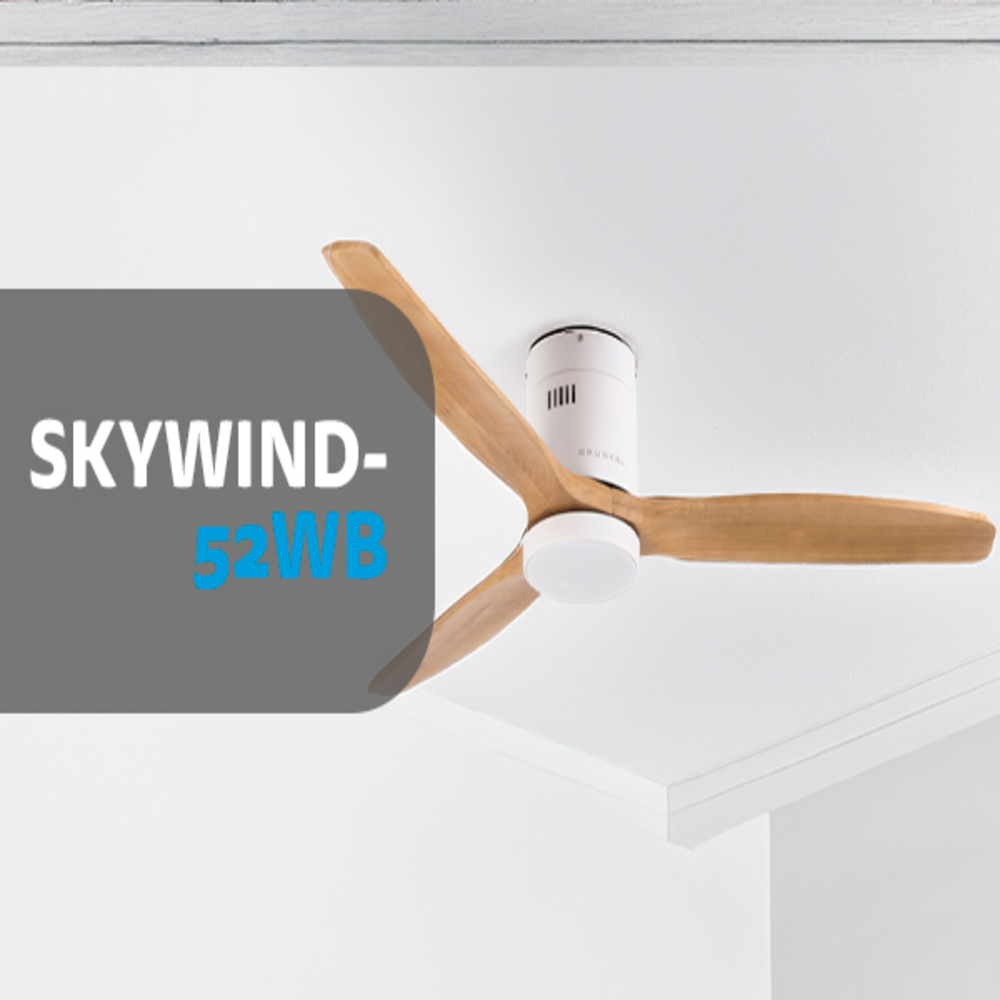Un ventilatore da soffitto bianco con pale in legno è montato su un soffitto bianco.