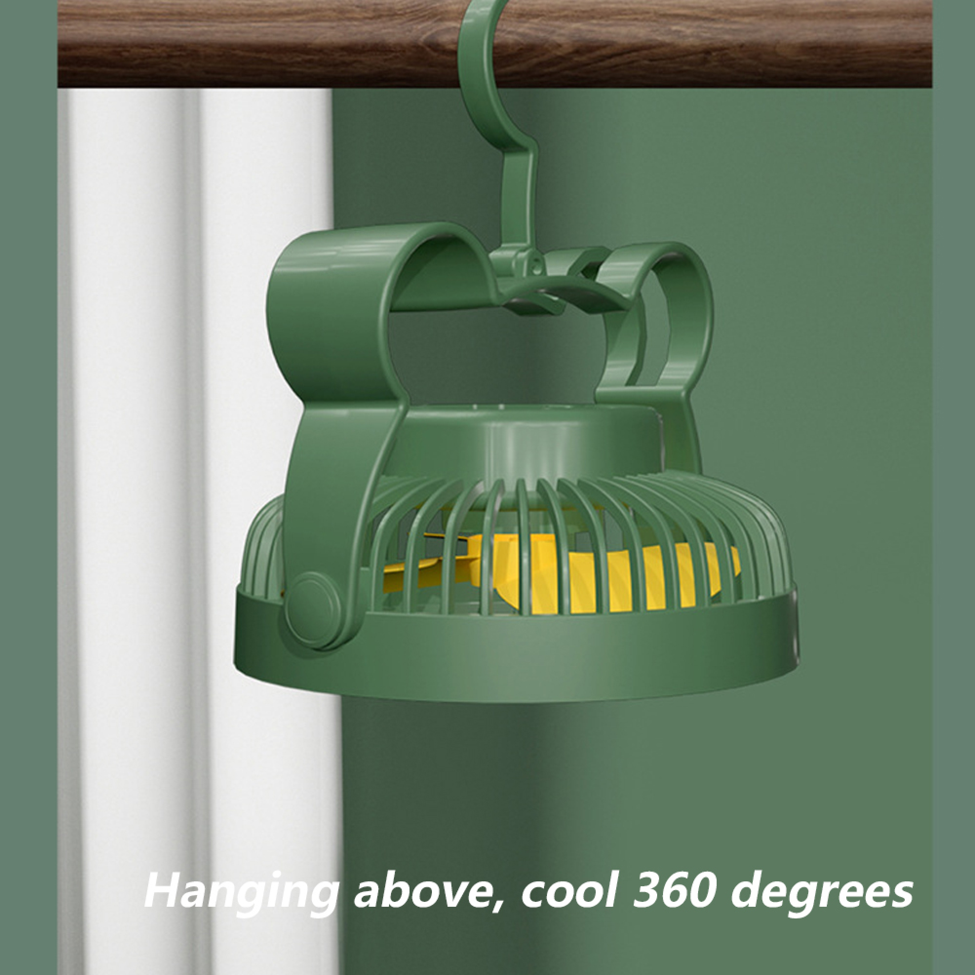 Ein grüner Ventilator mit gelben Rotorblättern hängt an einem Holzstab.