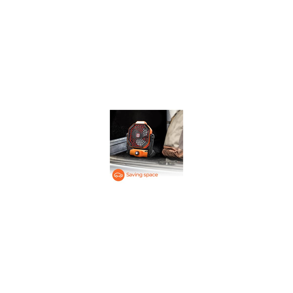 Ein orangefarbener Lüfter mit Gitter steht im Kofferraum eines Autos.