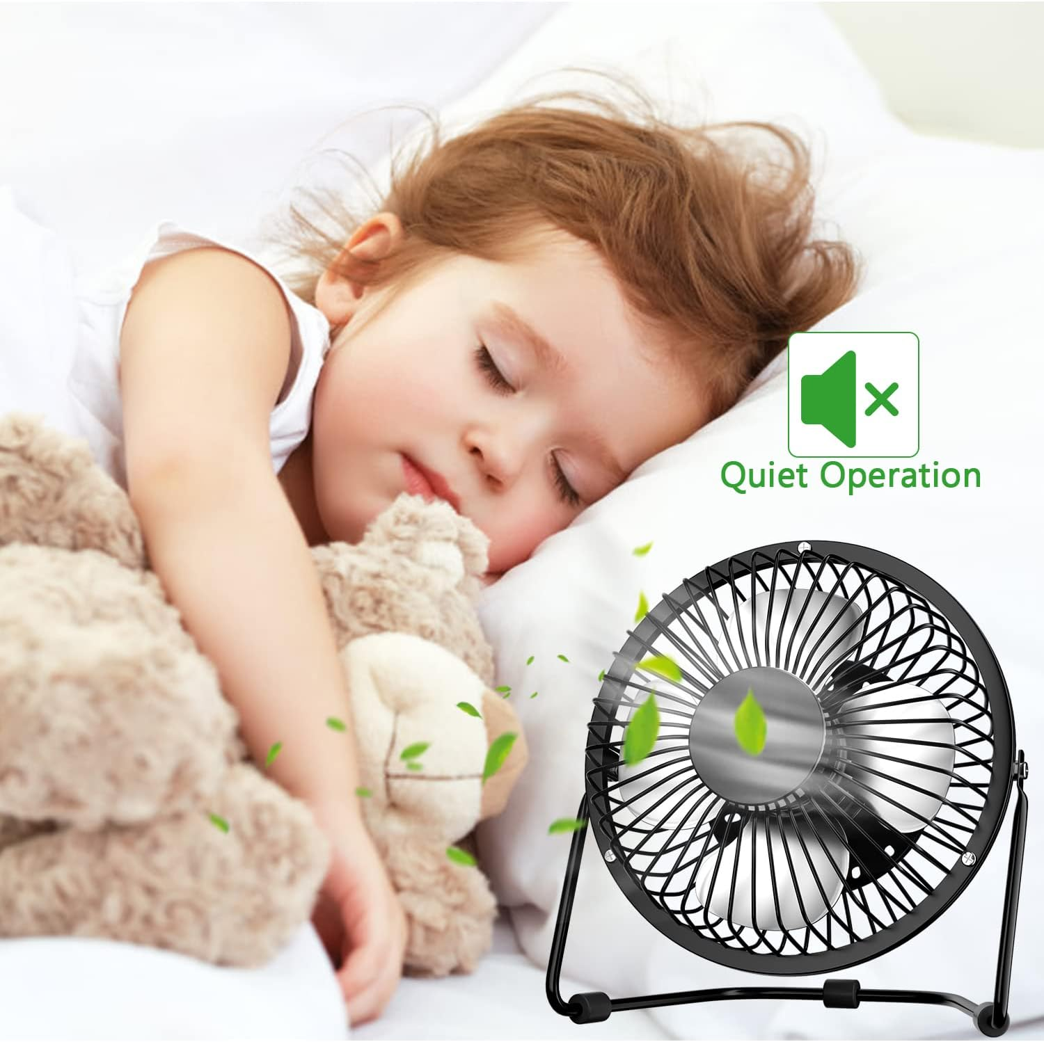 Ein kleines Kind schläft friedlich mit einem Teddybären neben einem kleinen Ventilator.