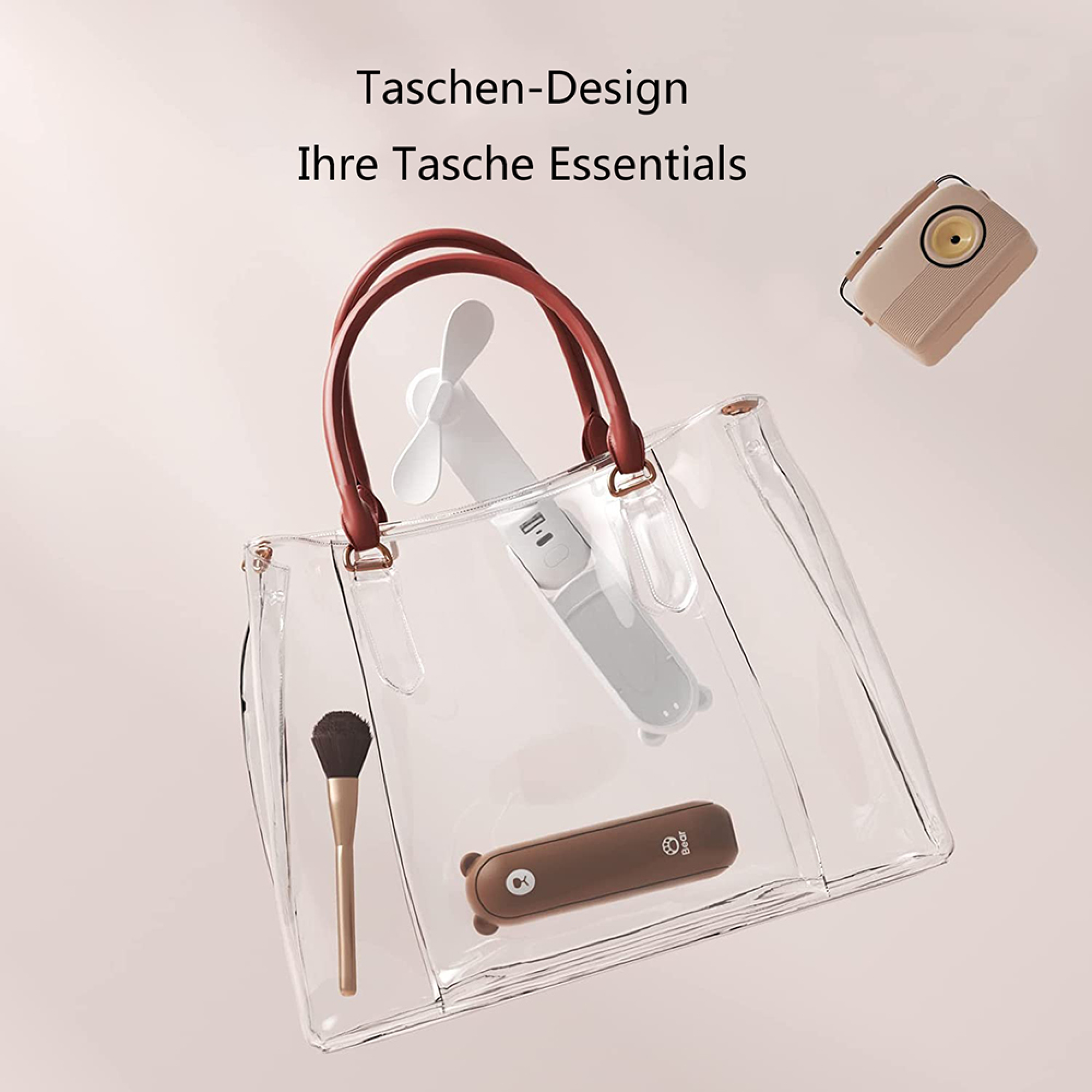 Eine durchsichtige Einkaufstasche mit braunen Griffen, die einen weißen tragbaren Ventilator, einen Make-up-Pinsel und eine braune Bären-Powerbank enthält.