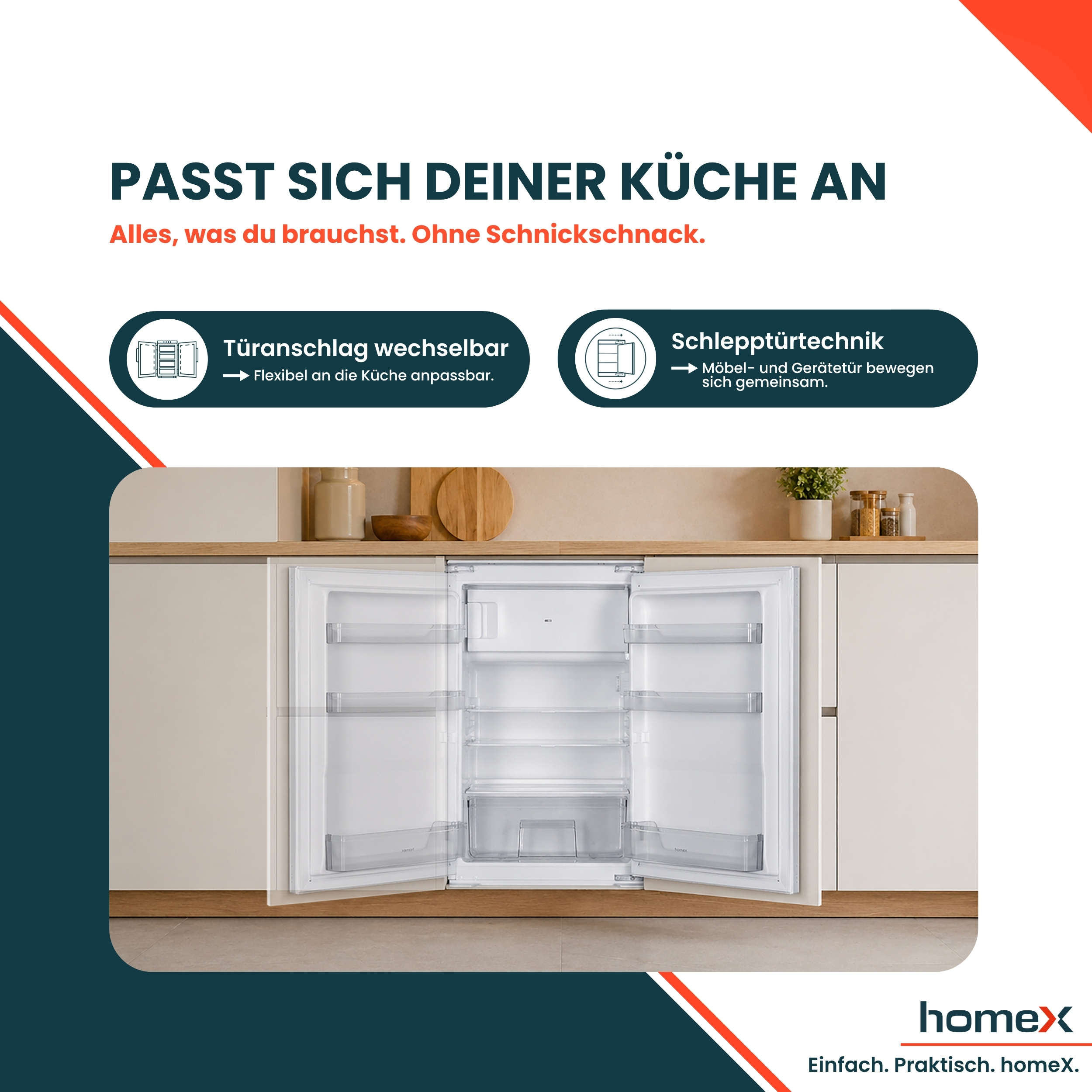 Ein weißer Kühlschrank mit geöffneten Türen steht in einer Küche.