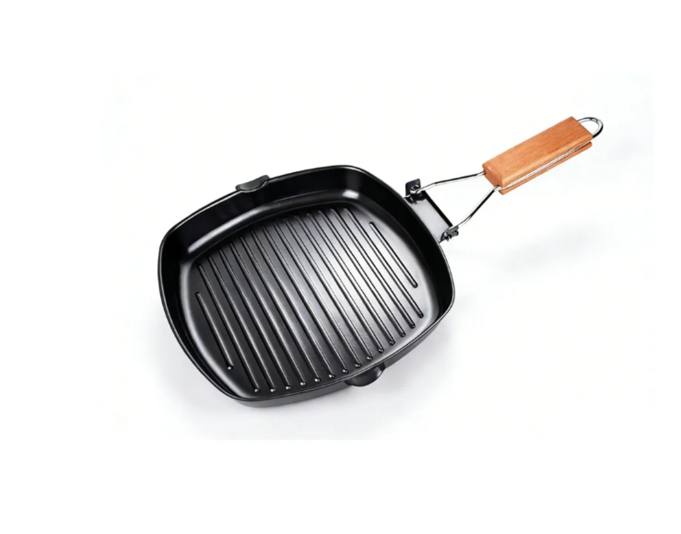 Eine schwarze Grillpfanne mit Holzgriff auf weißem Hintergrund.