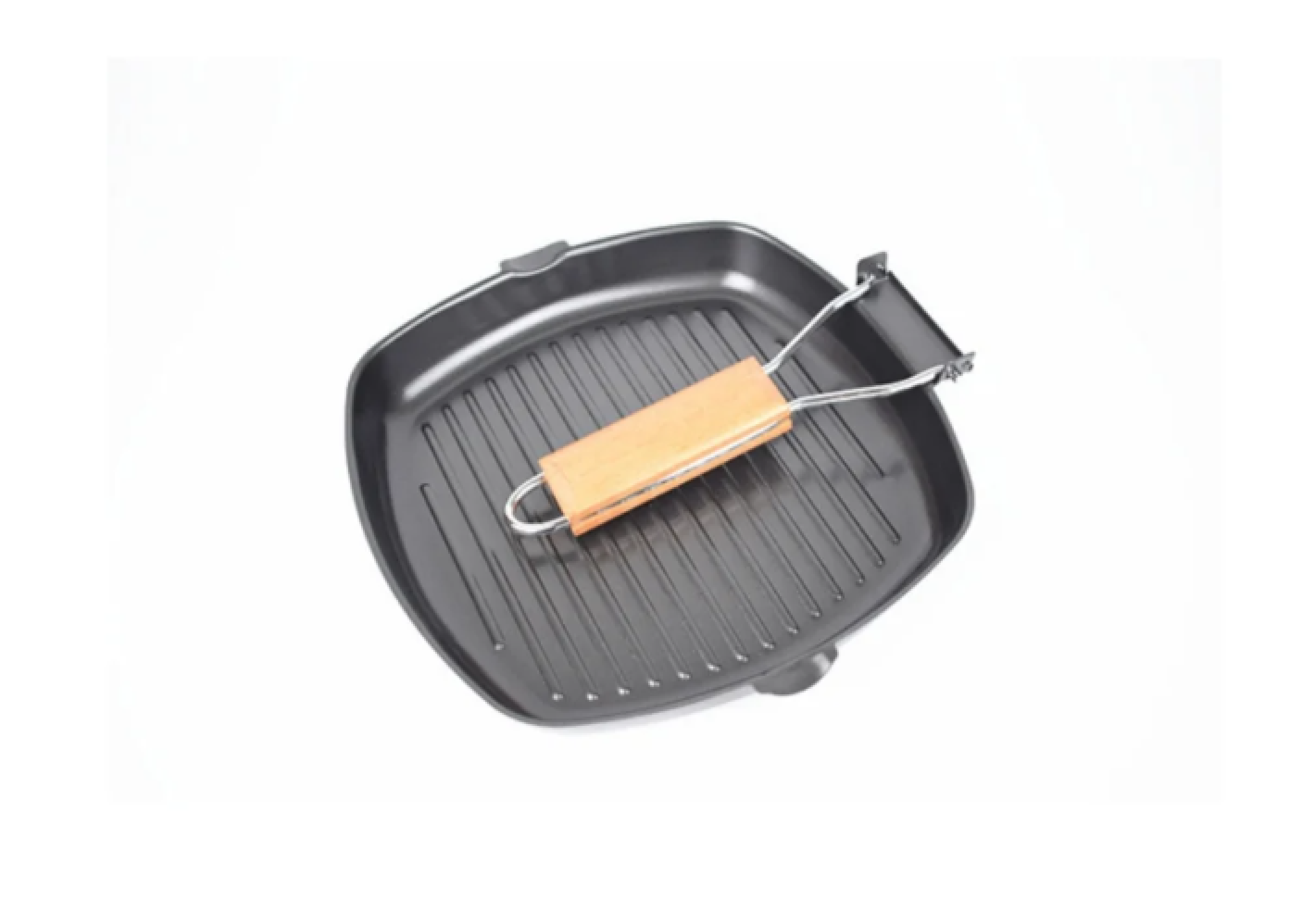 Eine schwarze Grillpfanne mit Holzgriff auf weißem Hintergrund.