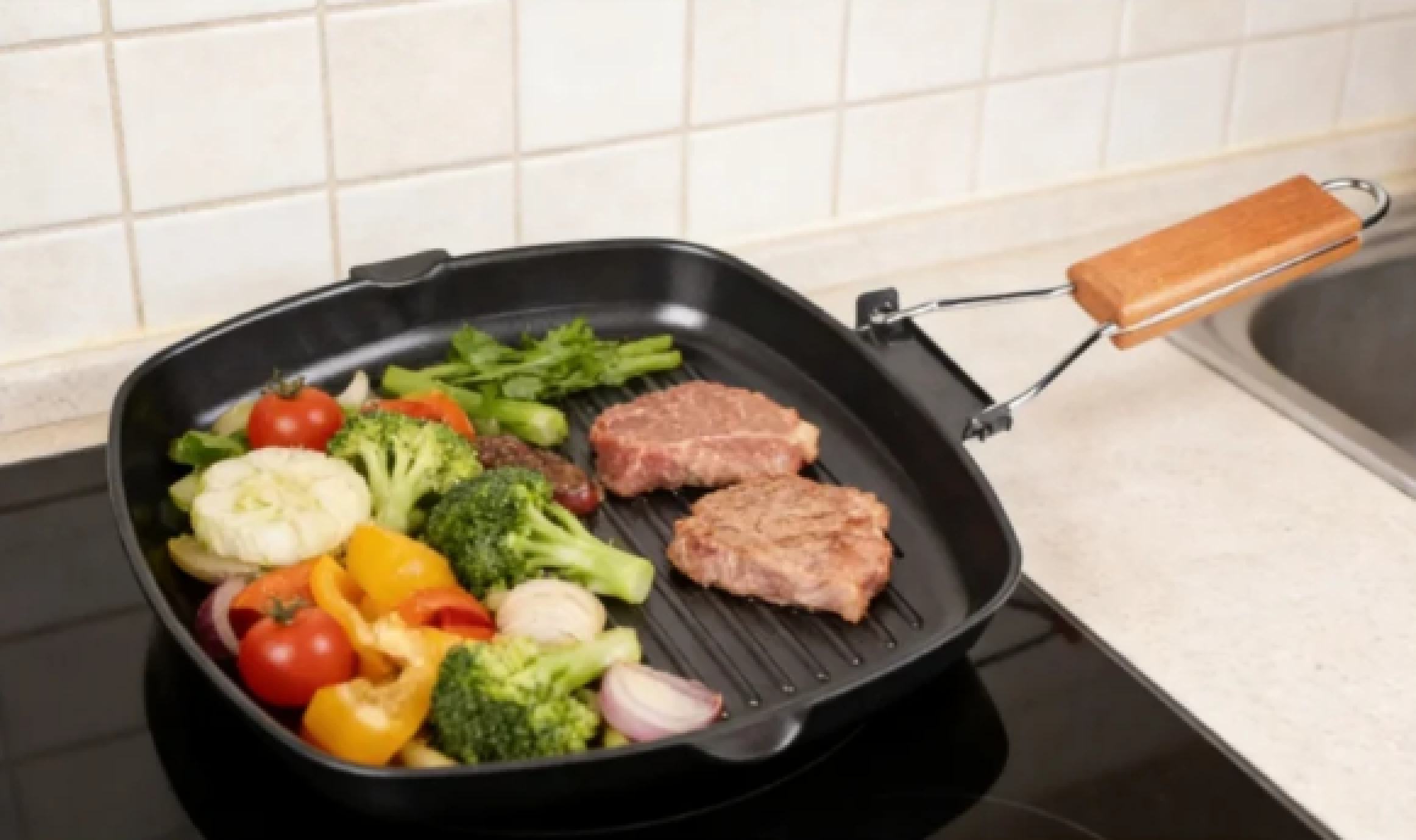 Fleisch und Gemüse auf einem Grillpfanne auf dem Herd.