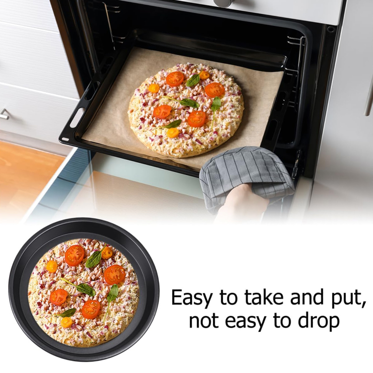 Eine Pizza mit Tomaten und Kräutern wird aus dem Ofen genommen.