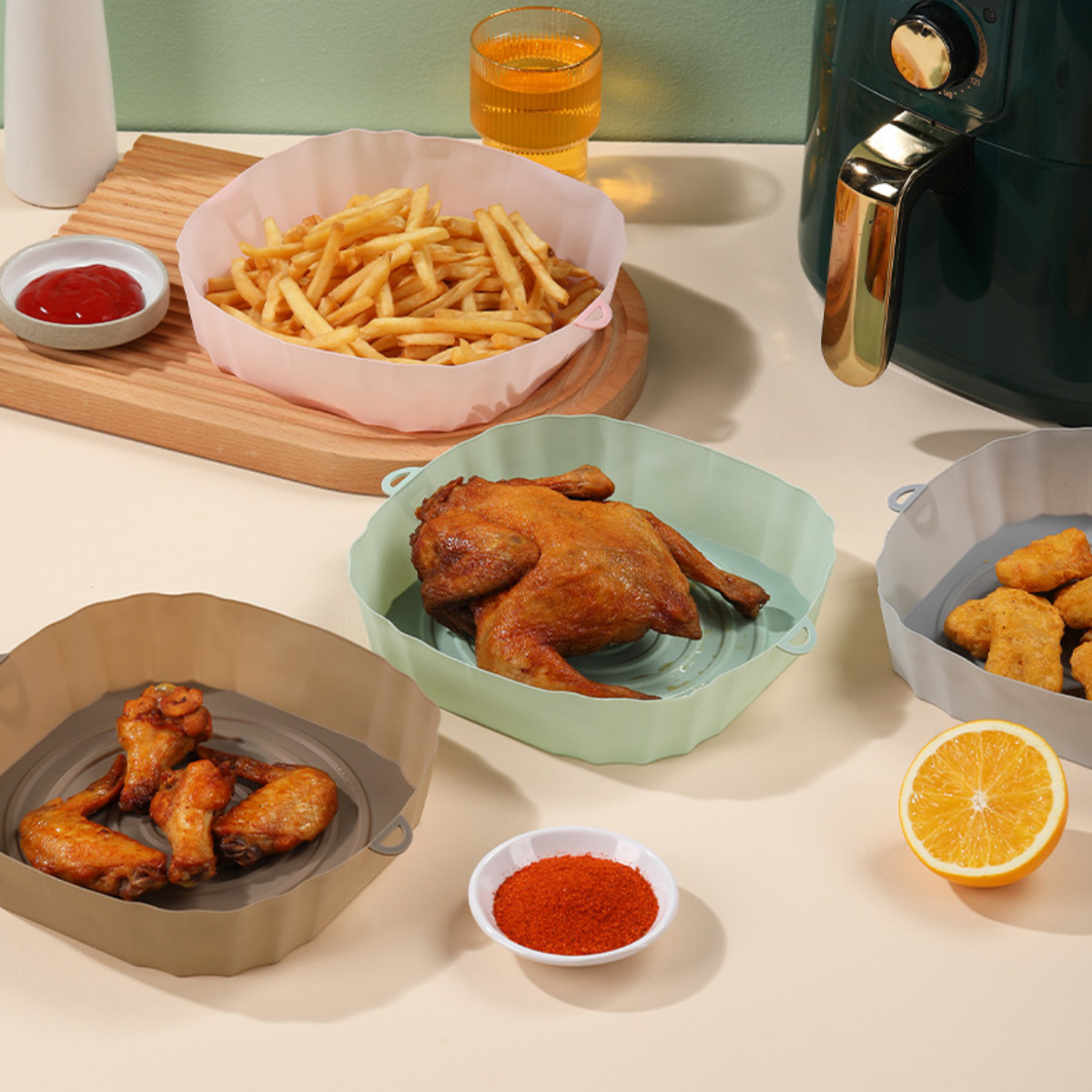 Ein Tisch mit Speisen: Hähnchen, Pommes, Nuggets, Orange, Ketchup und Gewürz.