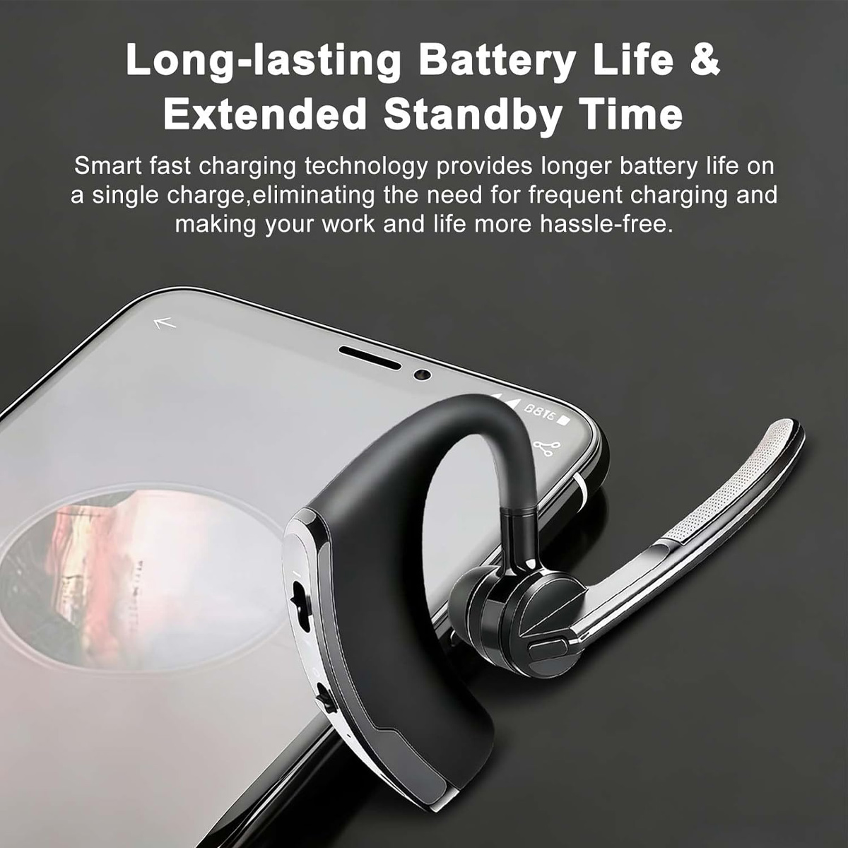 Ein schwarzes Headset liegt auf einem Smartphone. Text hebt lange Akkulaufzeit hervor.