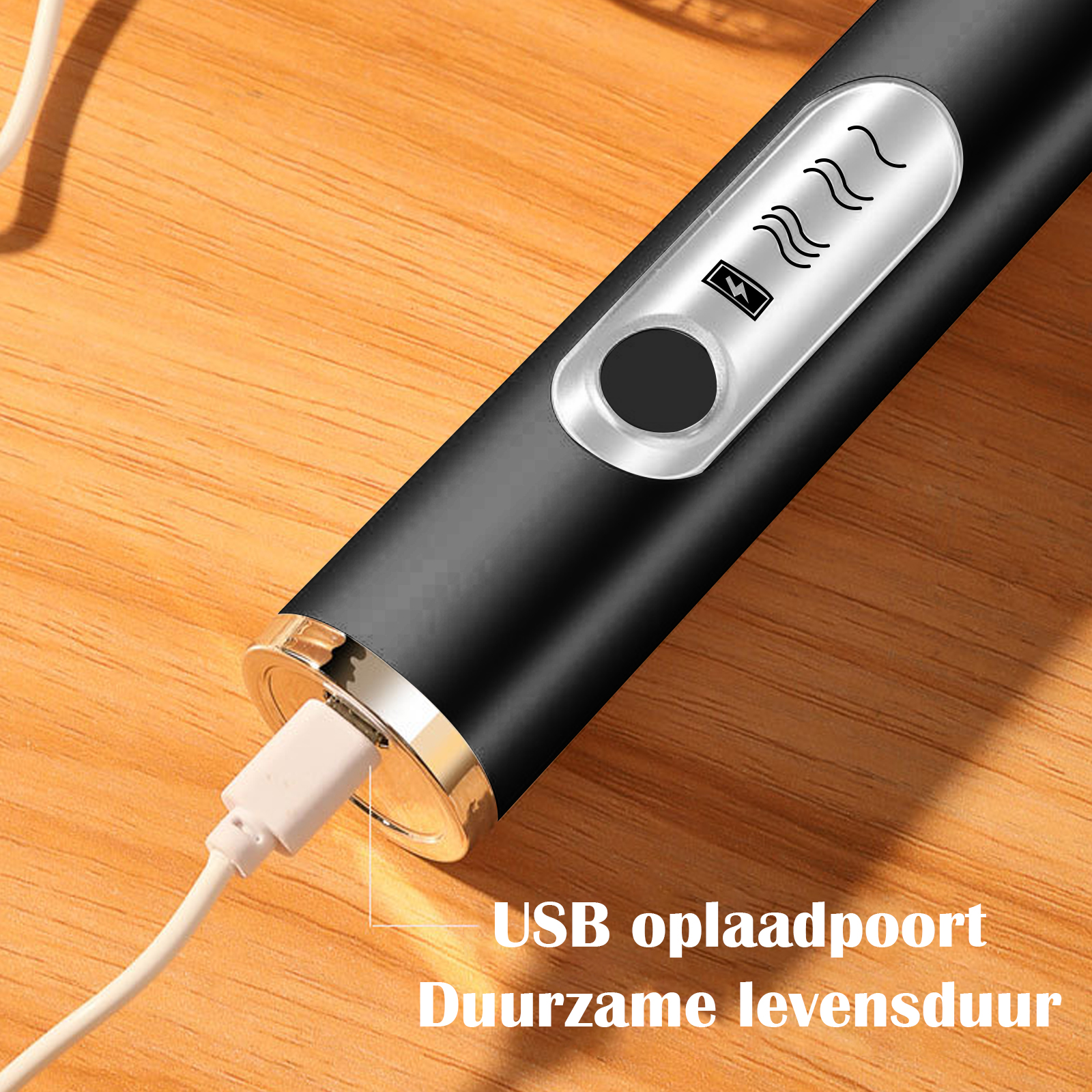 Schwarzer Stab mit USB-Anschluss und Ladeanzeige auf Holzoberfläche.