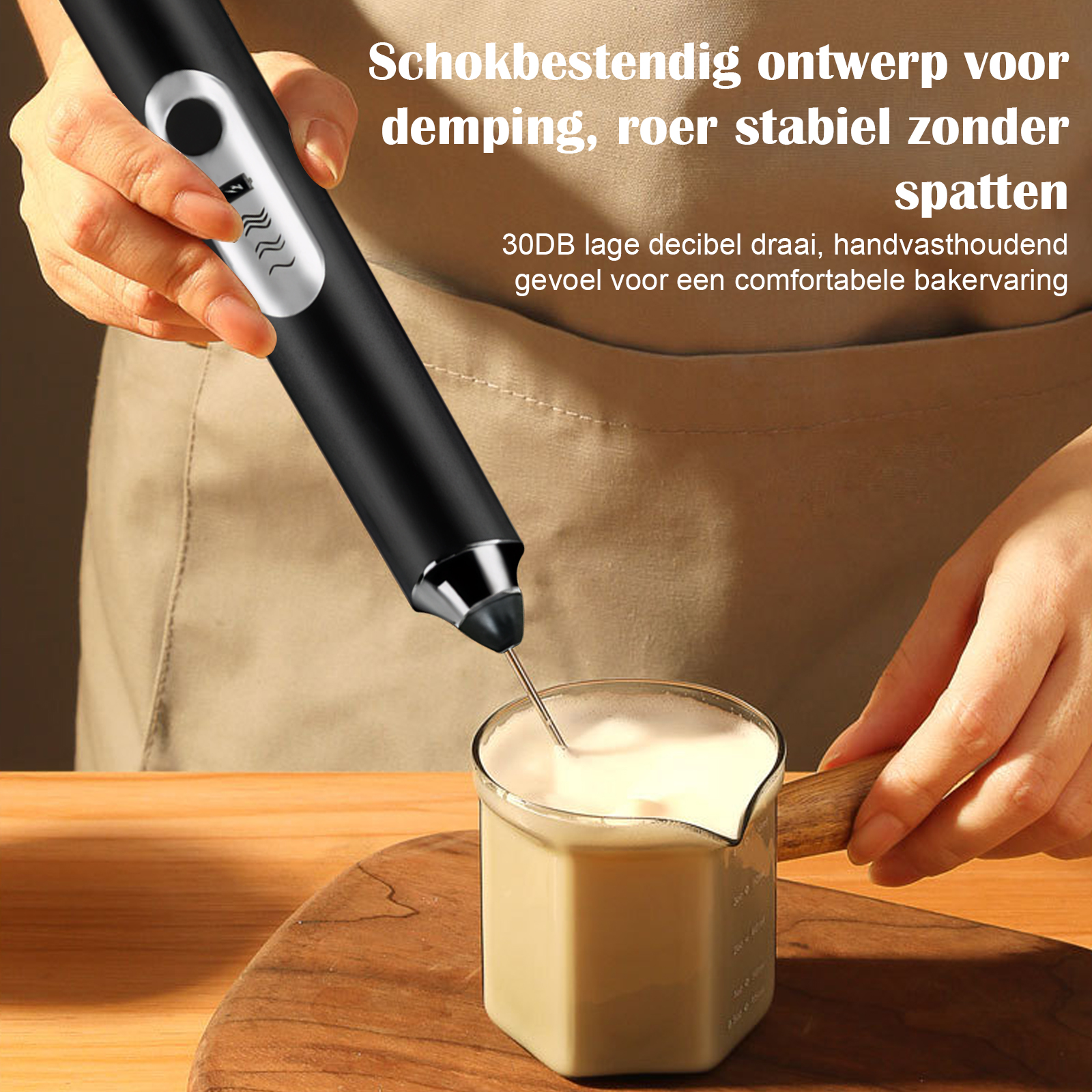 Ein schwarzer Milchaufschäumer rührt in einem Glas mit Milch. Ein Schock-resistentes Design.