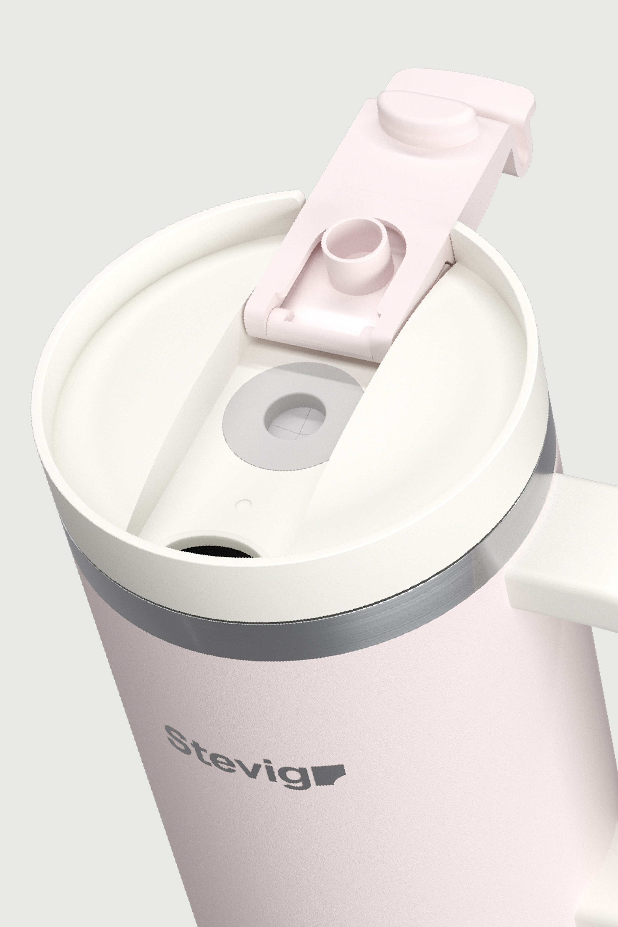 Gümüş bantlı pembe bir bardak. Üzerinde "Stevigr" logosu basılıdır.