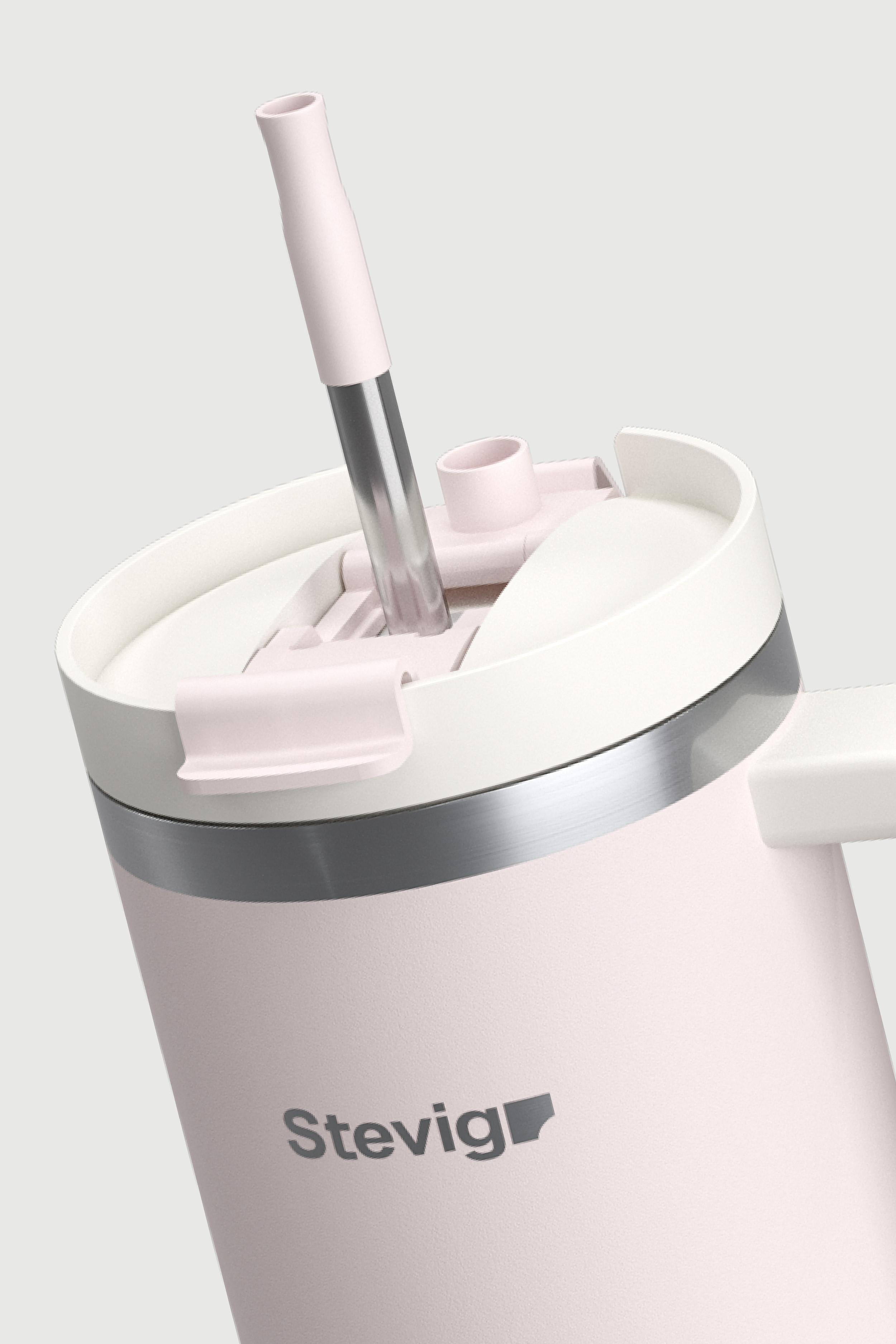 Gümüş pipetli ve beyaz kapaklı pembe mataraya yakın çekim.