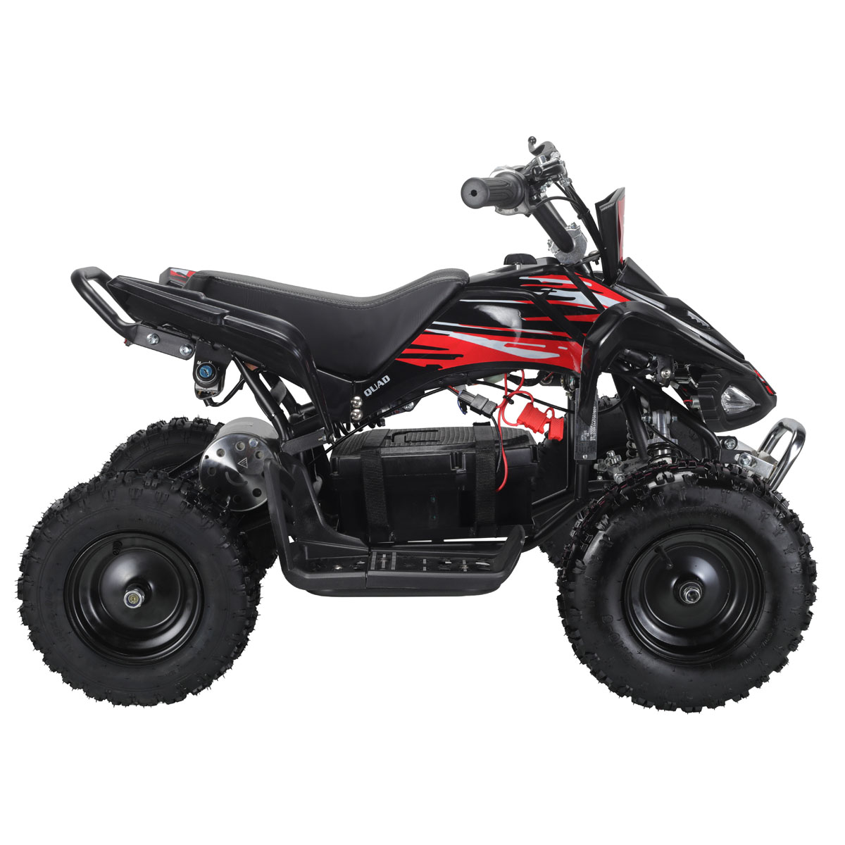 Czarny quad z czerwonymi paskami, na białym tle.