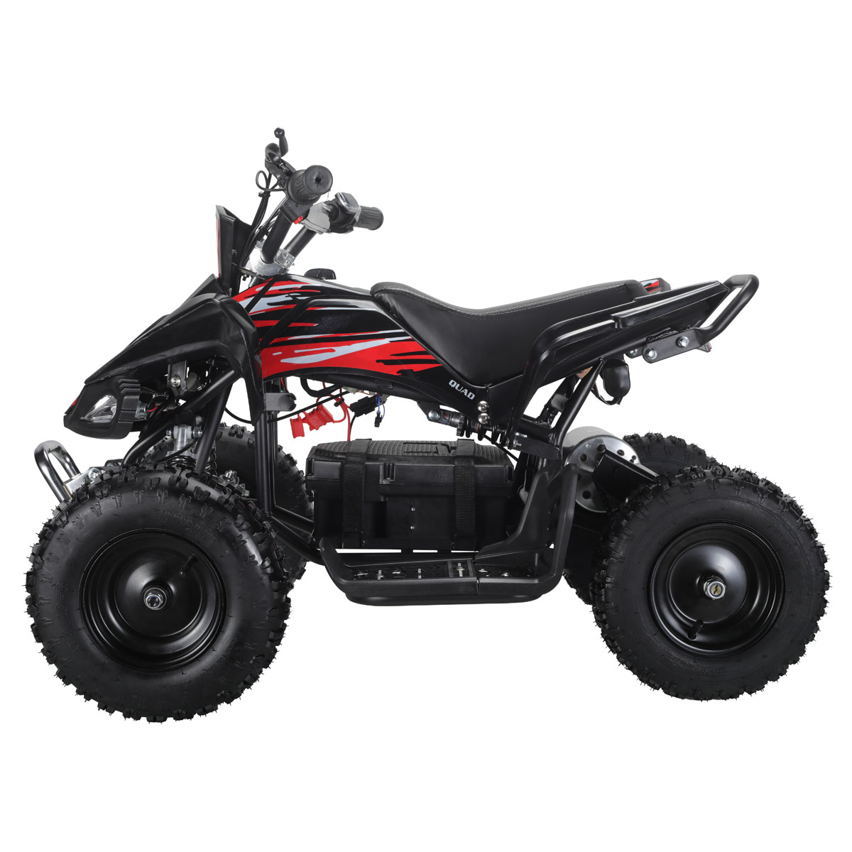 Czarny quad z czerwonymi i srebrnymi akcentami, na białym tle.