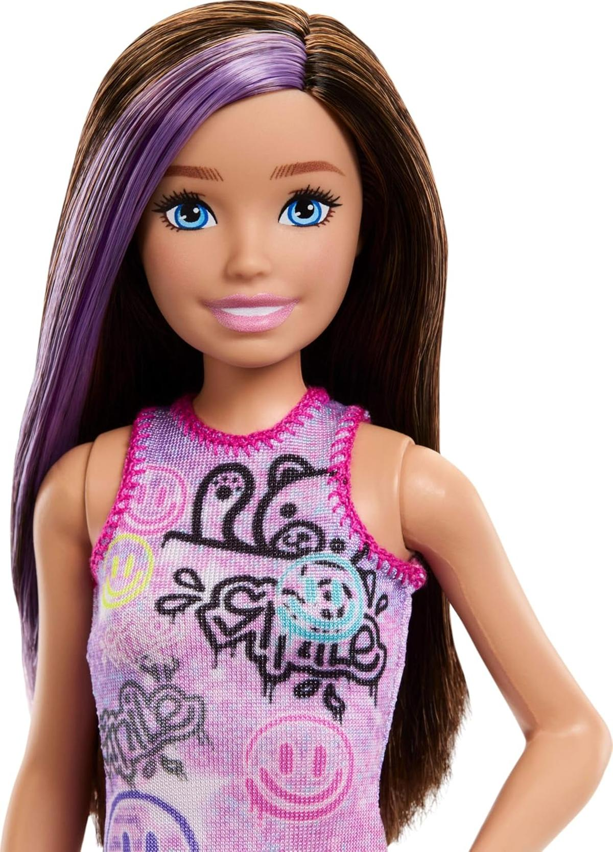 Eine Barbie-Puppe mit braunem Haar und violetten Strähnen, die ein lila Oberteil mit Aufdruck trägt.