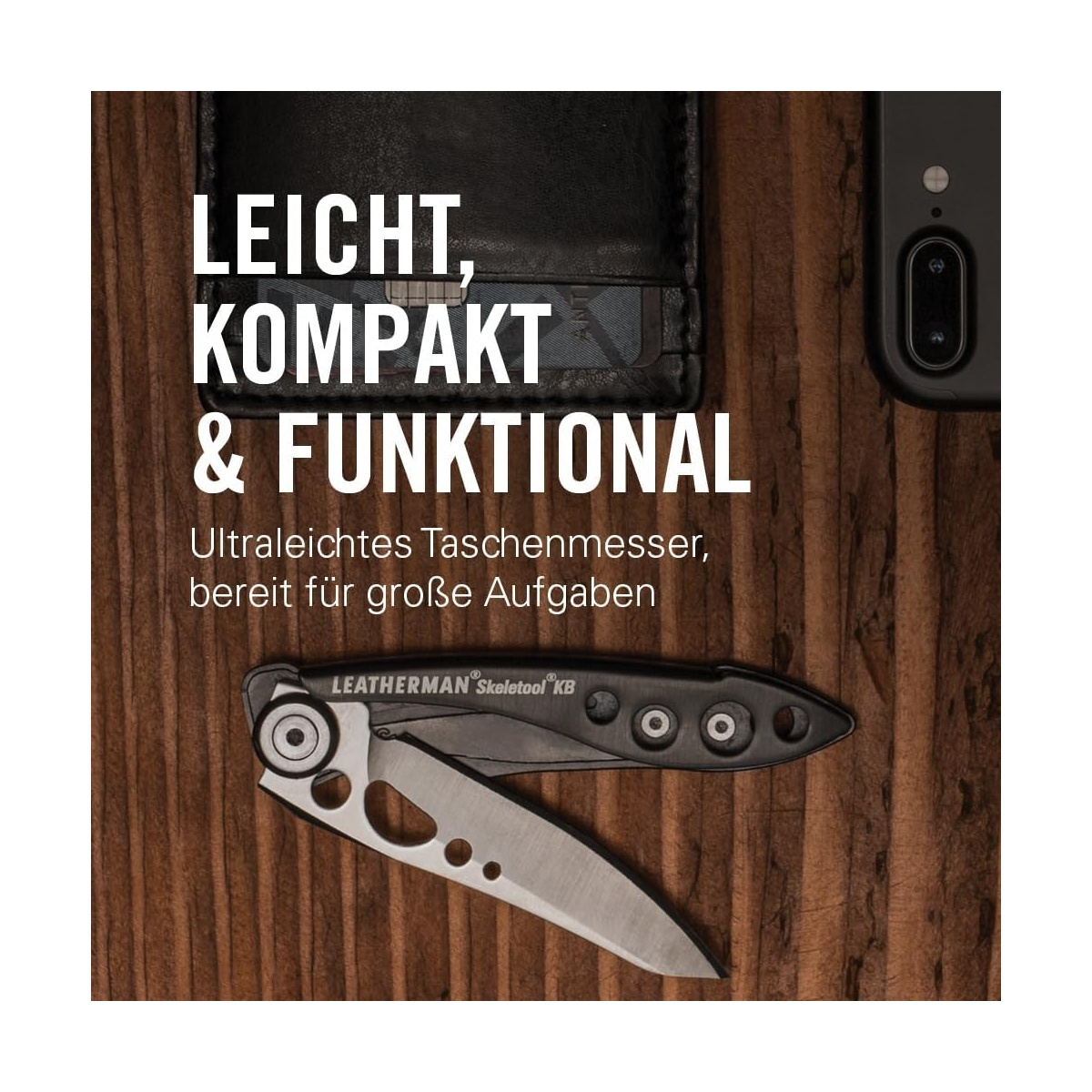 Ein leichtes Leatherman Taschenmesser auf Holzuntergrund.