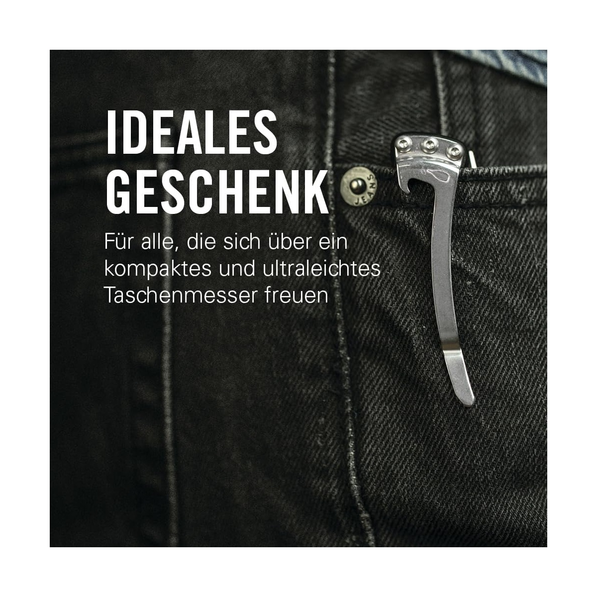 Ein silberner Taschenmesserclip ragt aus einer schwarzen Jeanstasche.