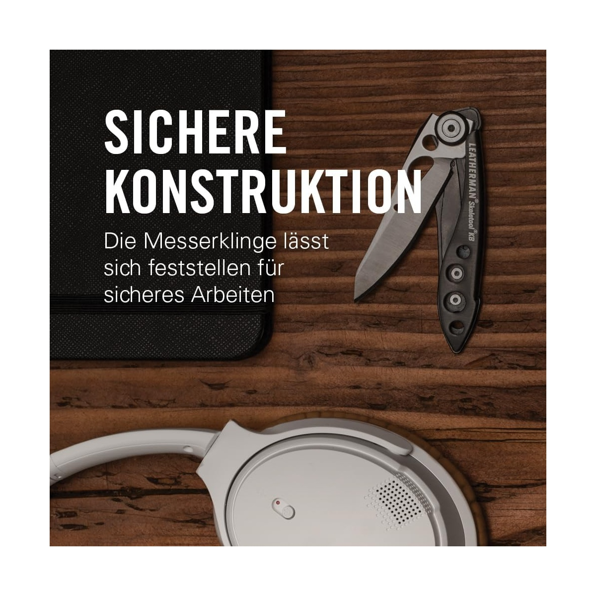 Ein schwarzes Leatherman-Messer und silberne Kopfhörer auf Holztisch.