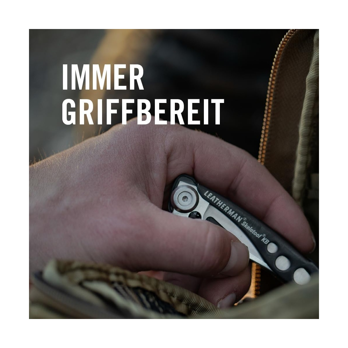 Eine Hand hält ein schwarzes Leatherman Multitool mit silbernen Akzenten.
