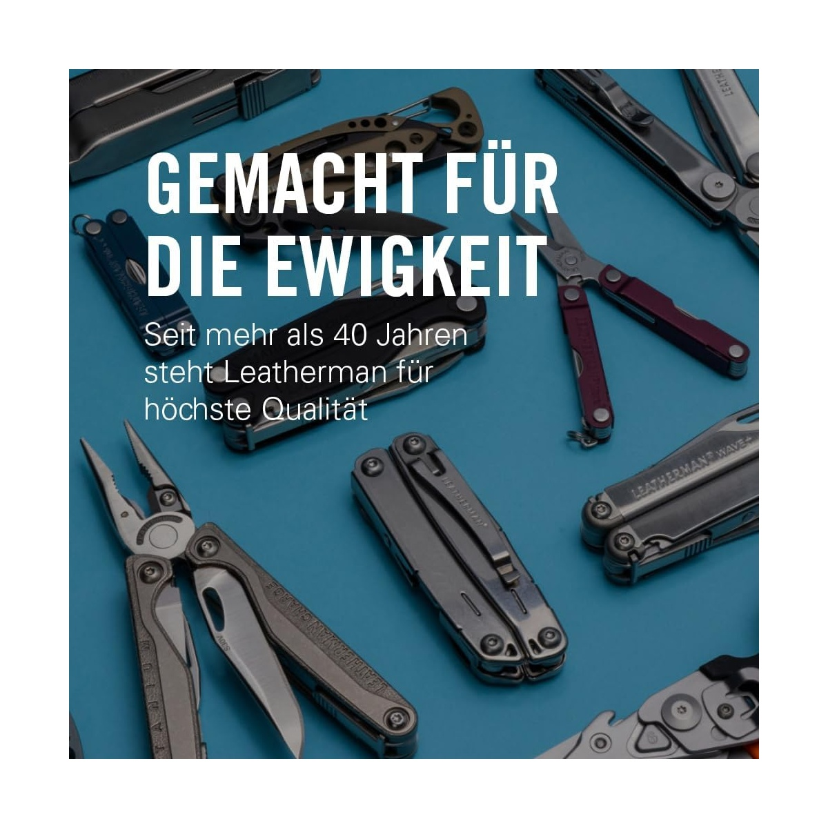 Mehrere Leatherman Werkzeuge auf blauem Hintergrund, mit deutschem Text.