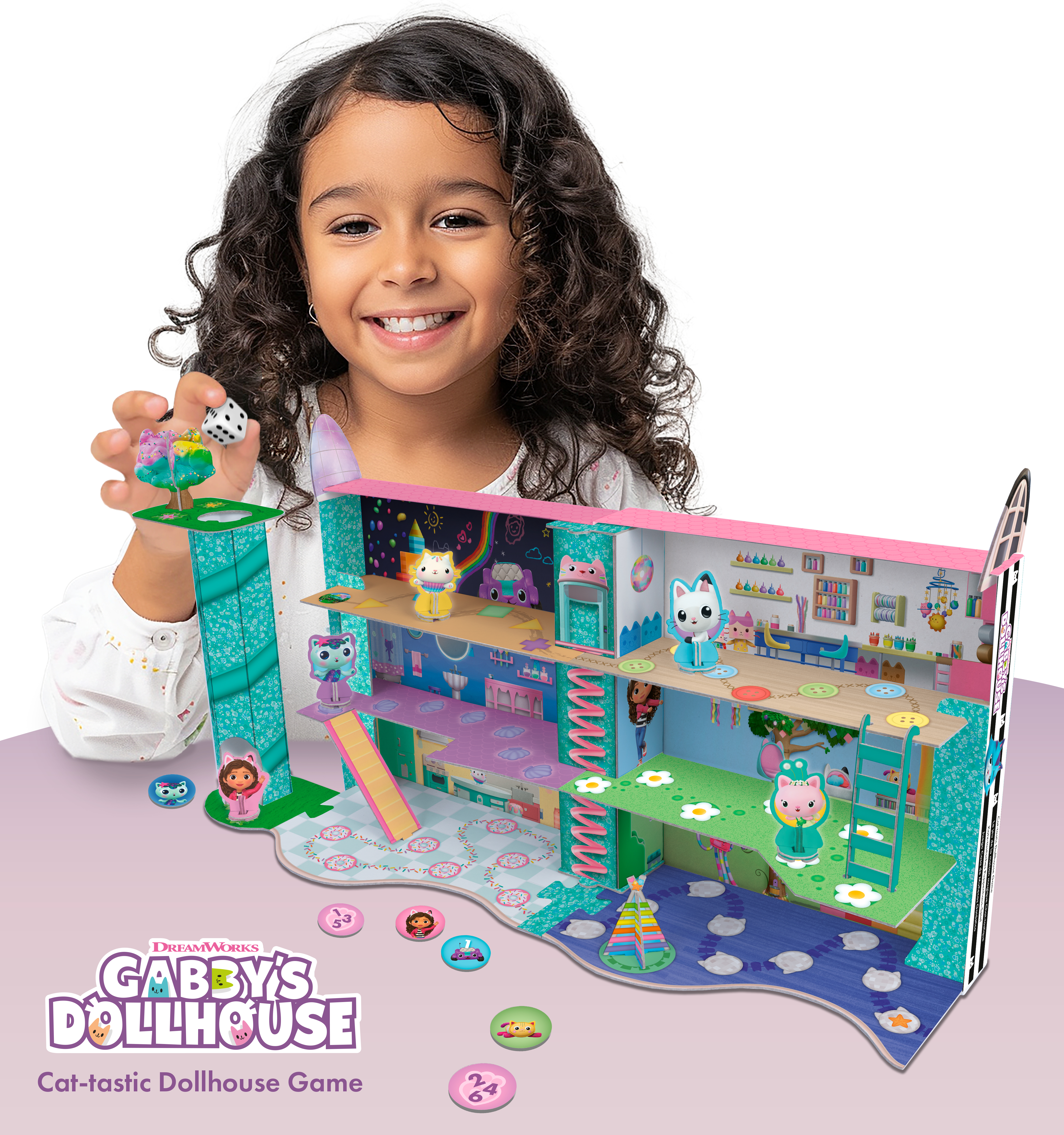 Ein lächelndes Mädchen spielt mit einem Gabby's Dollhouse Spielzeug.