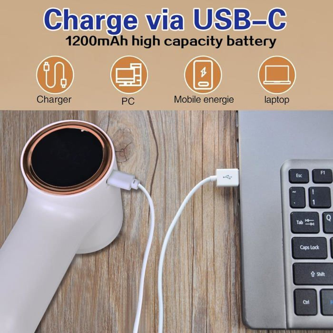 USB-C-Aufladung: Ein weißes Gerät wird über ein weißes USB-C-Kabel mit einem Laptop verbunden.