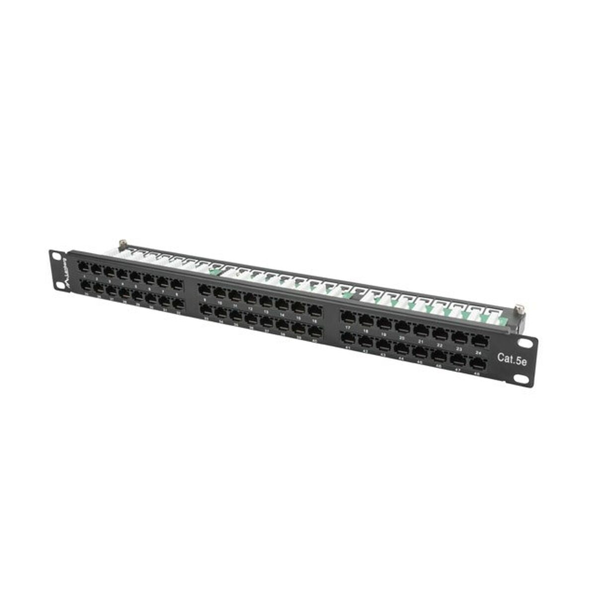 Ein schwarzes 48-Port-Patchpanel für Netzwerkkabel mit nummerierten Anschlüssen.