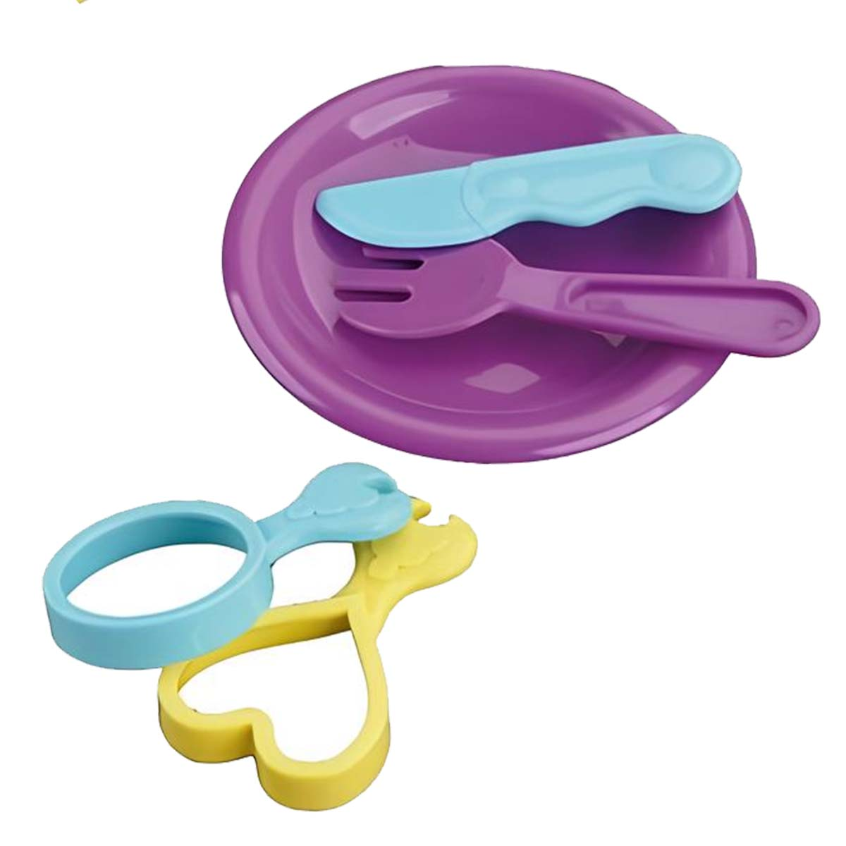 Piatto viola con coltello e forchetta blu. Tagliabiscotti gialli e blu sotto.