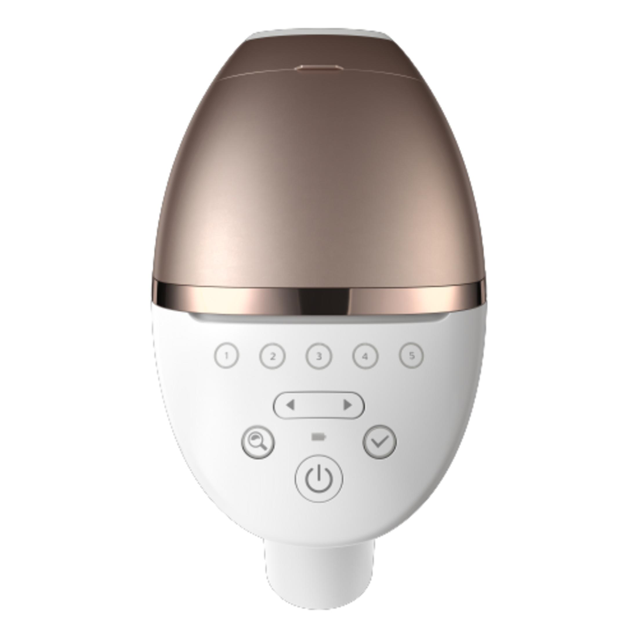 Un dispositivo ovalado en blanco y oro rosa con botones y un interruptor.