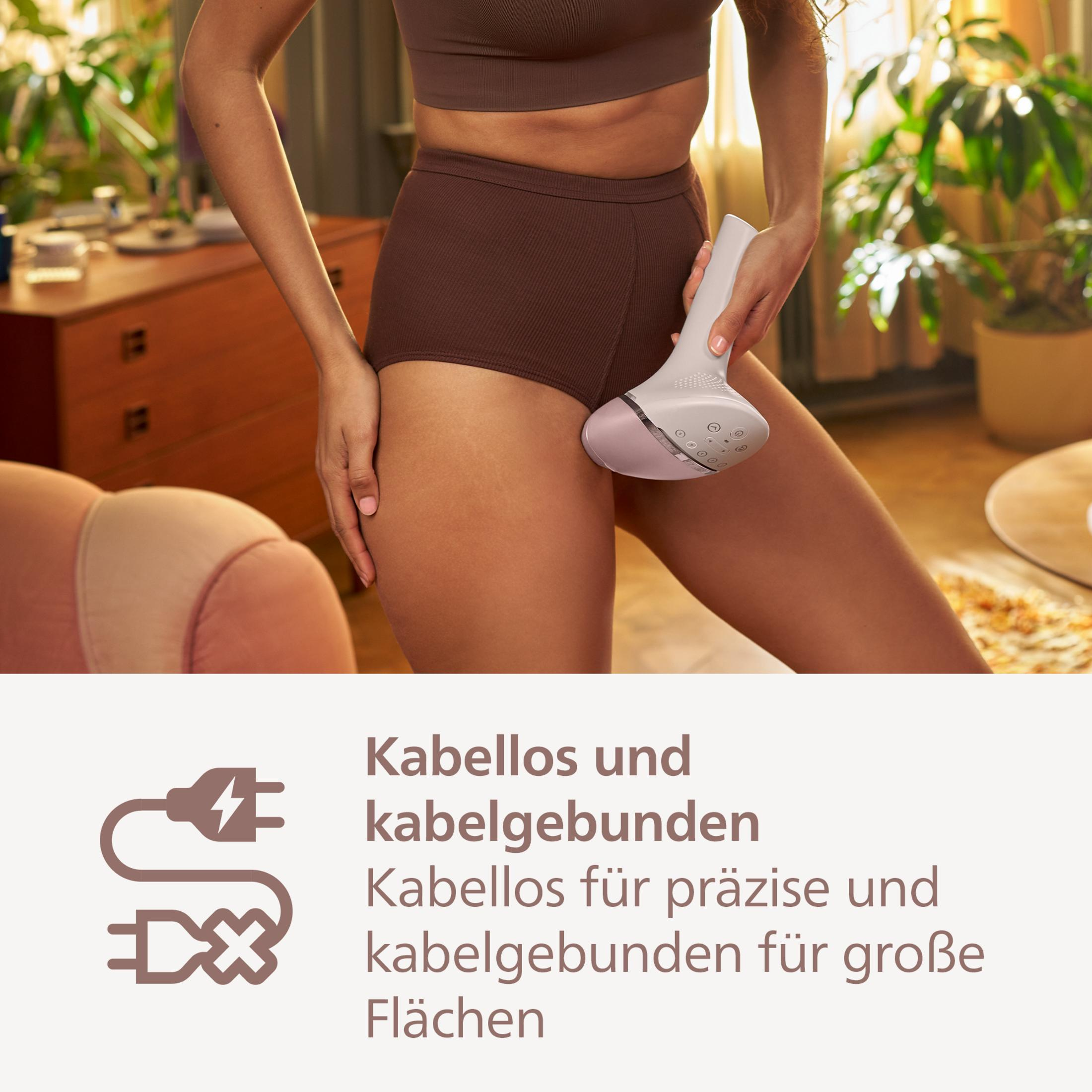 Frau mit IPL-Gerät am Bein, lädt kabellos für präzise und große Flächen.