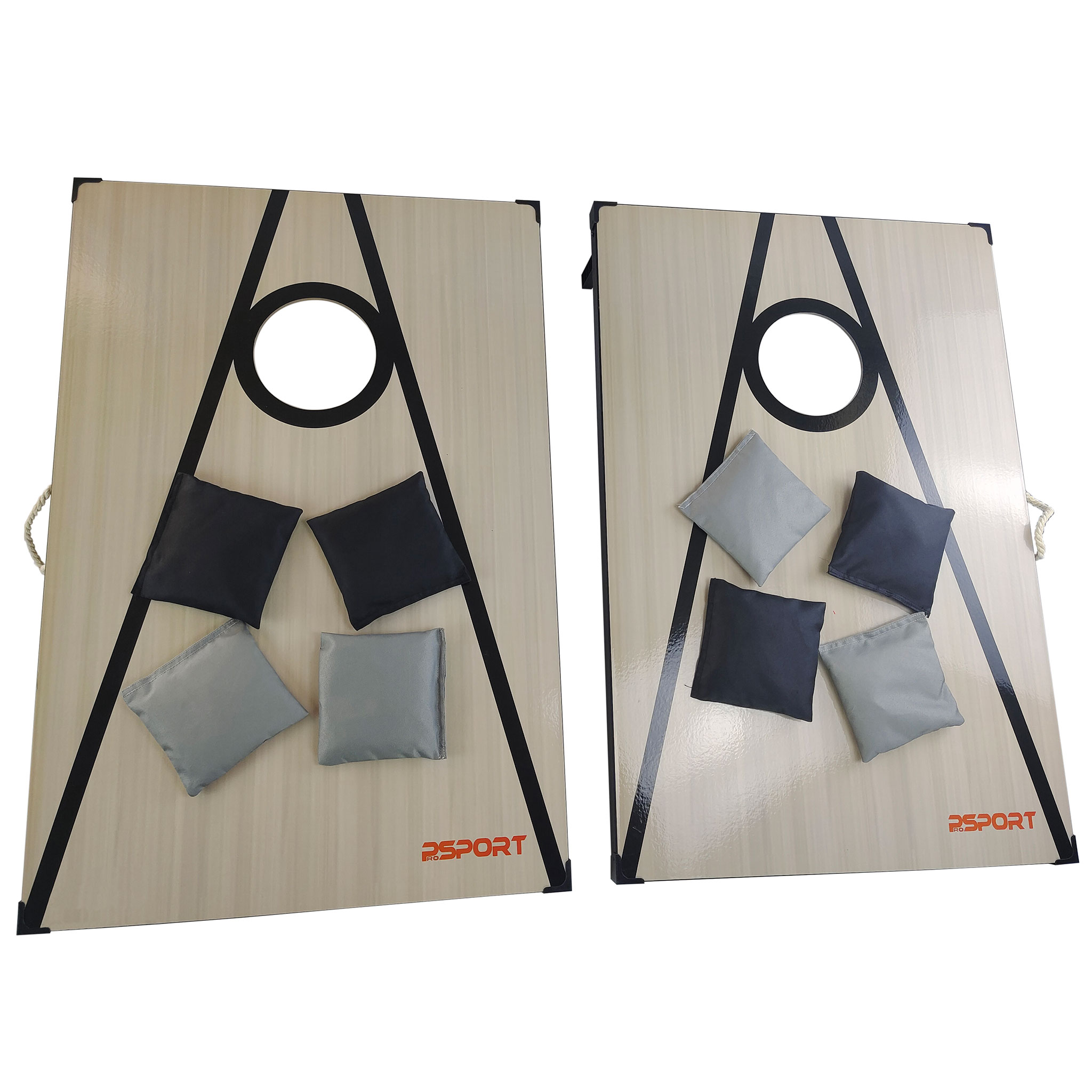 Dwie deski do gry w cornhole z workami fasoli. Jasne słoje drewna z czarnymi wzorami.
