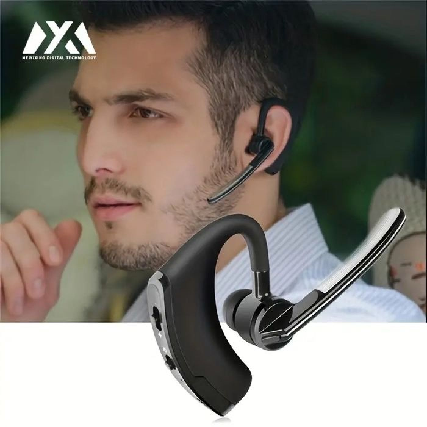 Ein Mann mit einem schwarzen Headset im Ohr, Produktbild im Vordergrund.