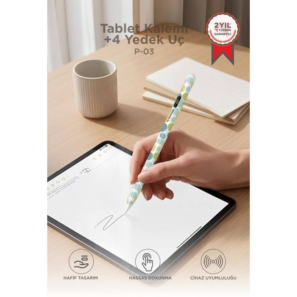 Noktalı tablet kalemi bir el tarafından tutuluyor. Yanında bir fincan ve defterler var.