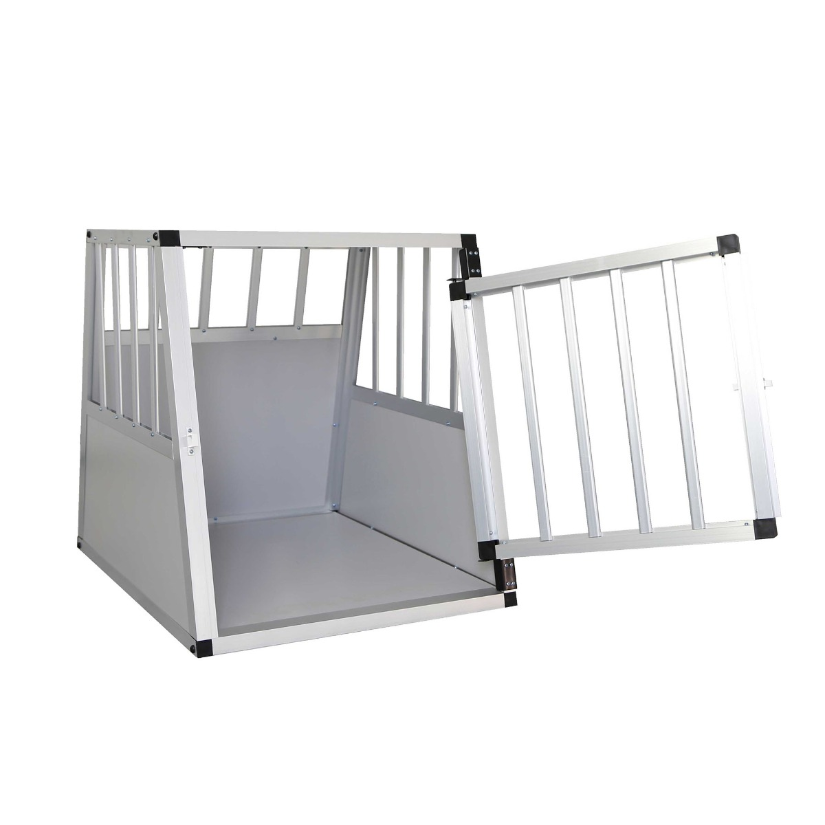 Eine leere, silberne Aluminium Hundebox mit offener Tür auf weißem Hintergrund.