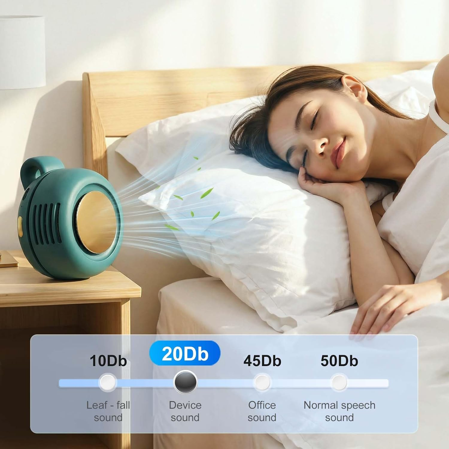 Ein kleiner grüner Ventilator steht neben einem schlafenden Mädchen im Bett.