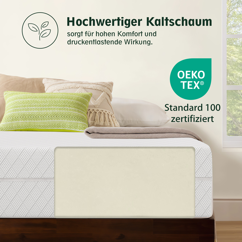 Hochwertiger Kaltschaum mit OEKO-TEX Zertifizierung auf einem Bett mit Kissen.