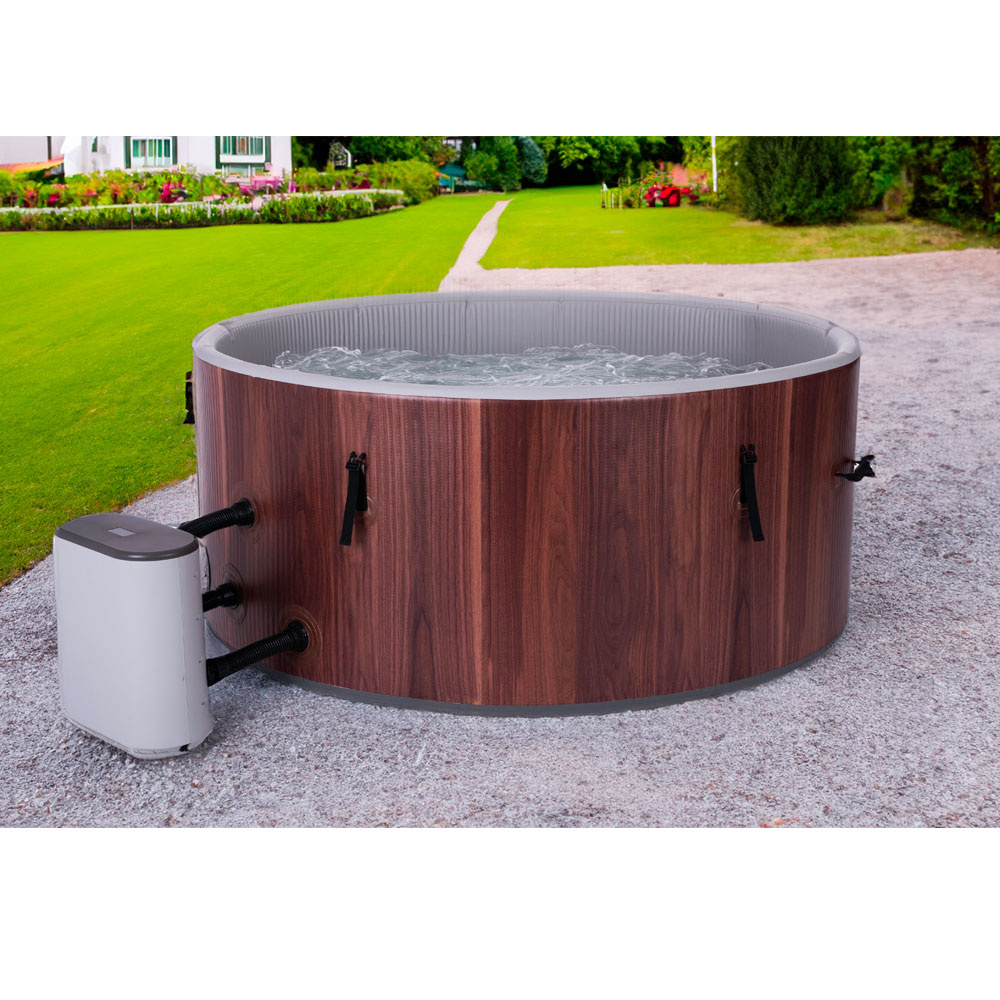 Nadmuchiwany jacuzzi z drewnianym wykończeniem i filtrem, w ogrodzie.