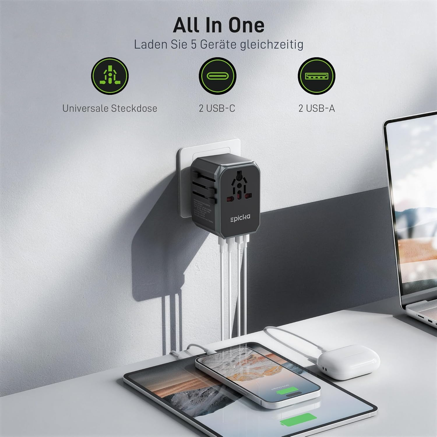 Grauer Reiseadapter lädt Tablet, Smartphone und Ladehülle.