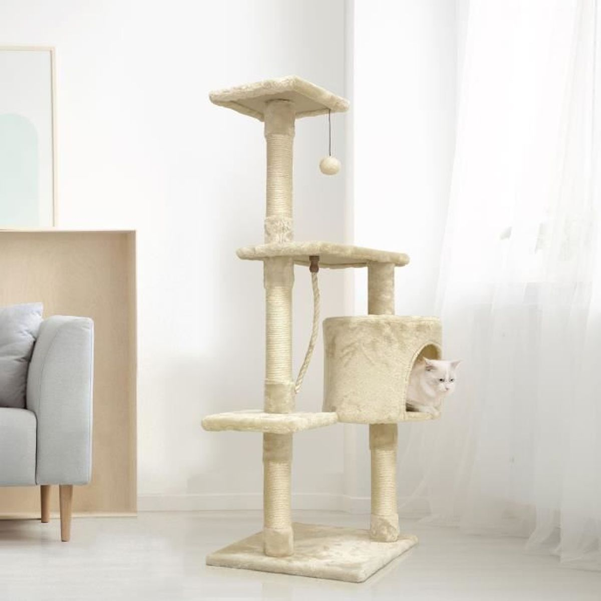 Ein beiger Kratzbaum mit mehreren Ebenen und einem Spielzeug, eine Katze schaut aus einem Würfel.
